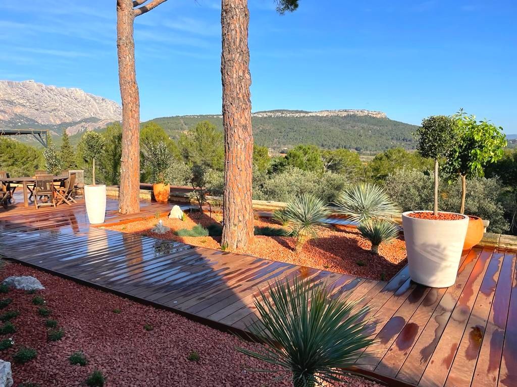 Vue de la vallée depuis la terrasse d'un bâtiment à le Tholonet