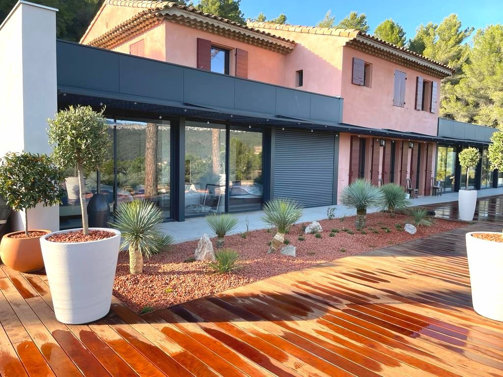 Façade bâtiment avec terrasse à le Tholonet