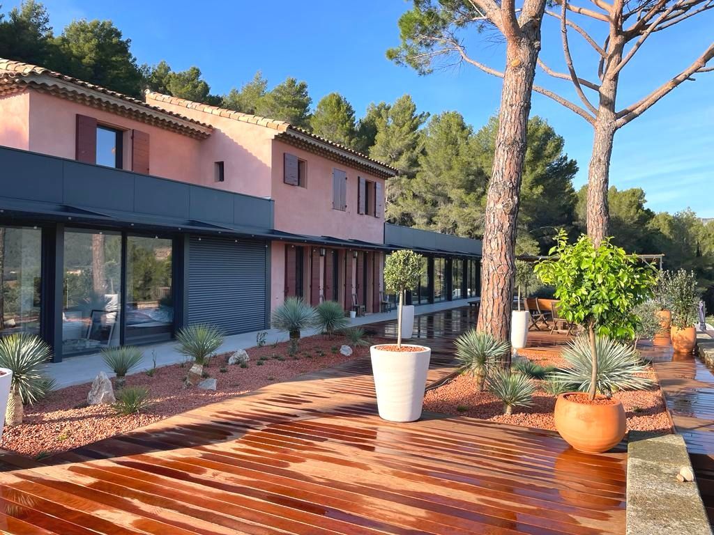 Bâtiment avec sa terrasse en bois et des arbres à le Tholonet 