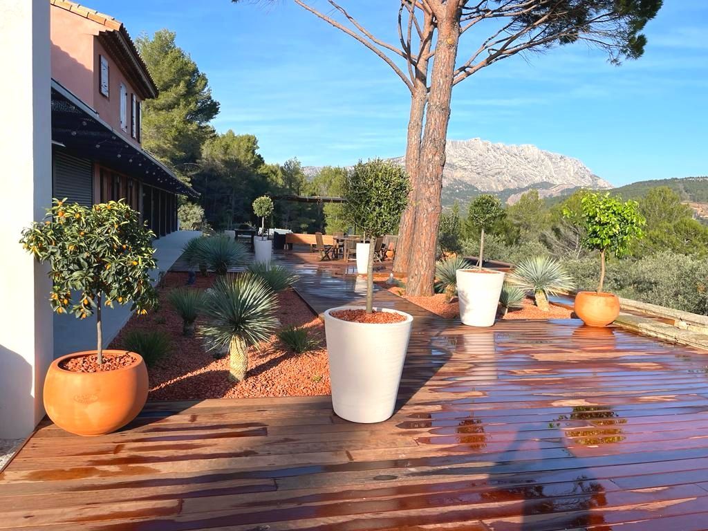 Vue de la montagne depuis la terrasse d'un bâtiment à le Tholonet