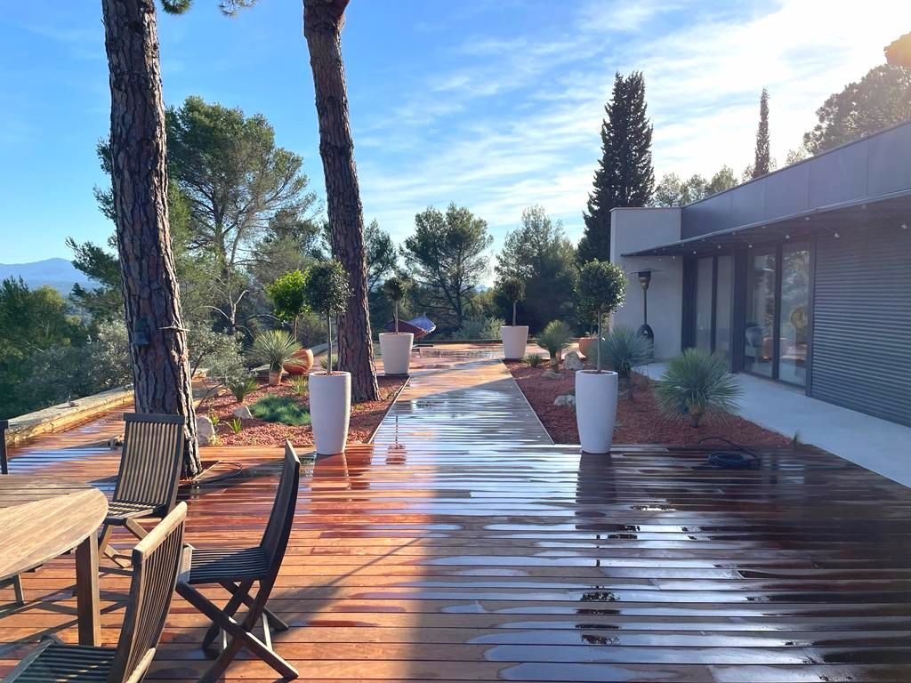 Terrasse, arbres, arbustes et pots de fleurs à le Tholonet