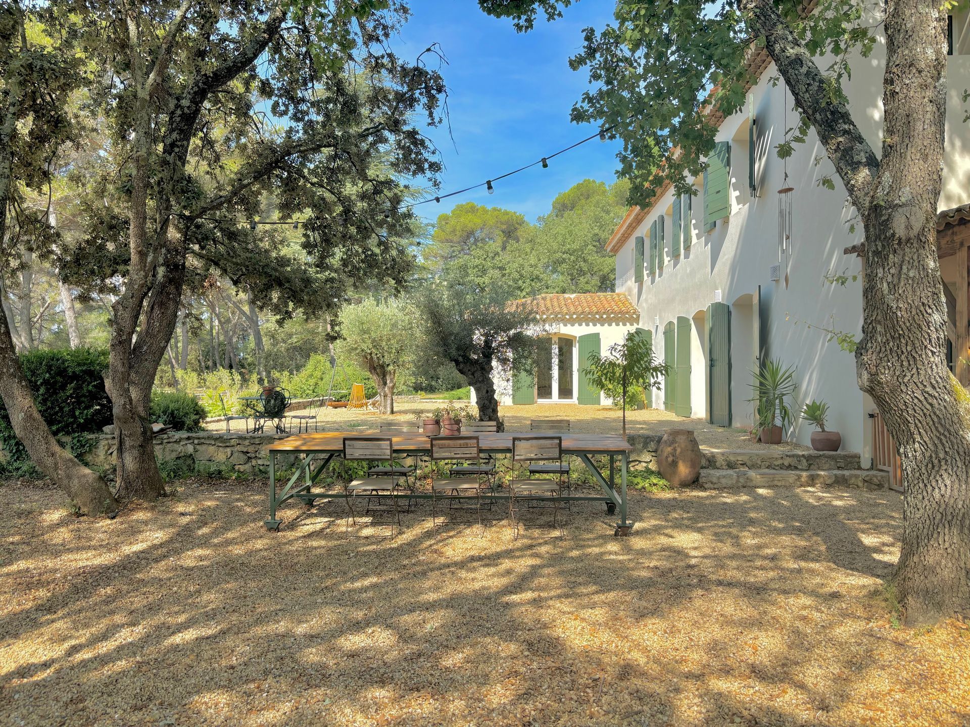 Salle à manger extérieure à côté de la maison à Aix-en-Provence 