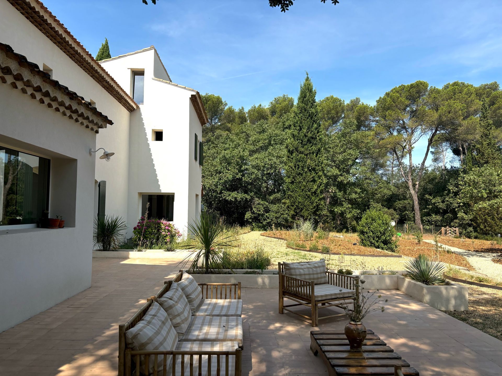Maison, mobilier de jardin, terrasse et arbres à Aix-en-Provence 