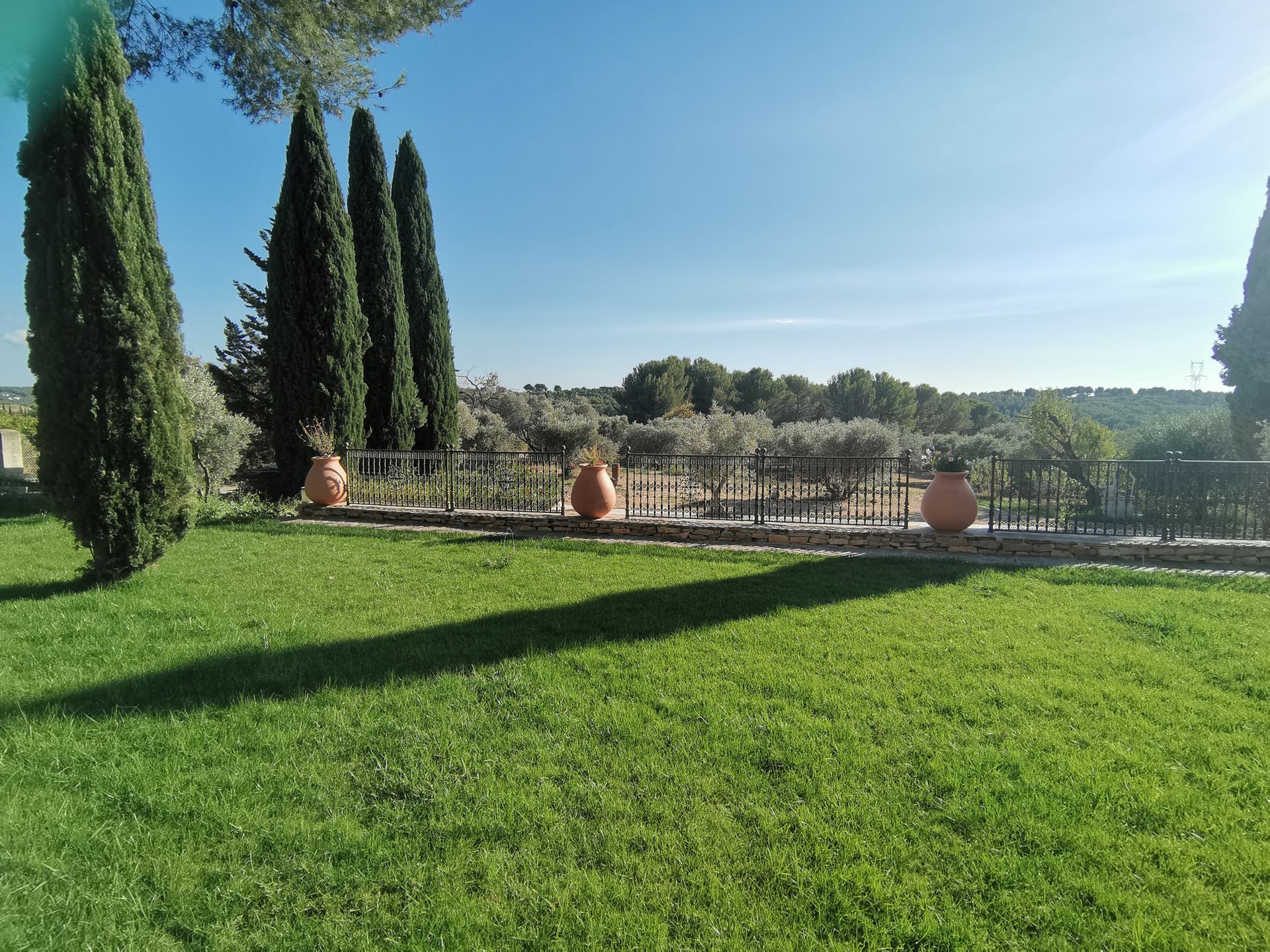Grande pelouse surplombant la piscine à Aix-en-Provence 