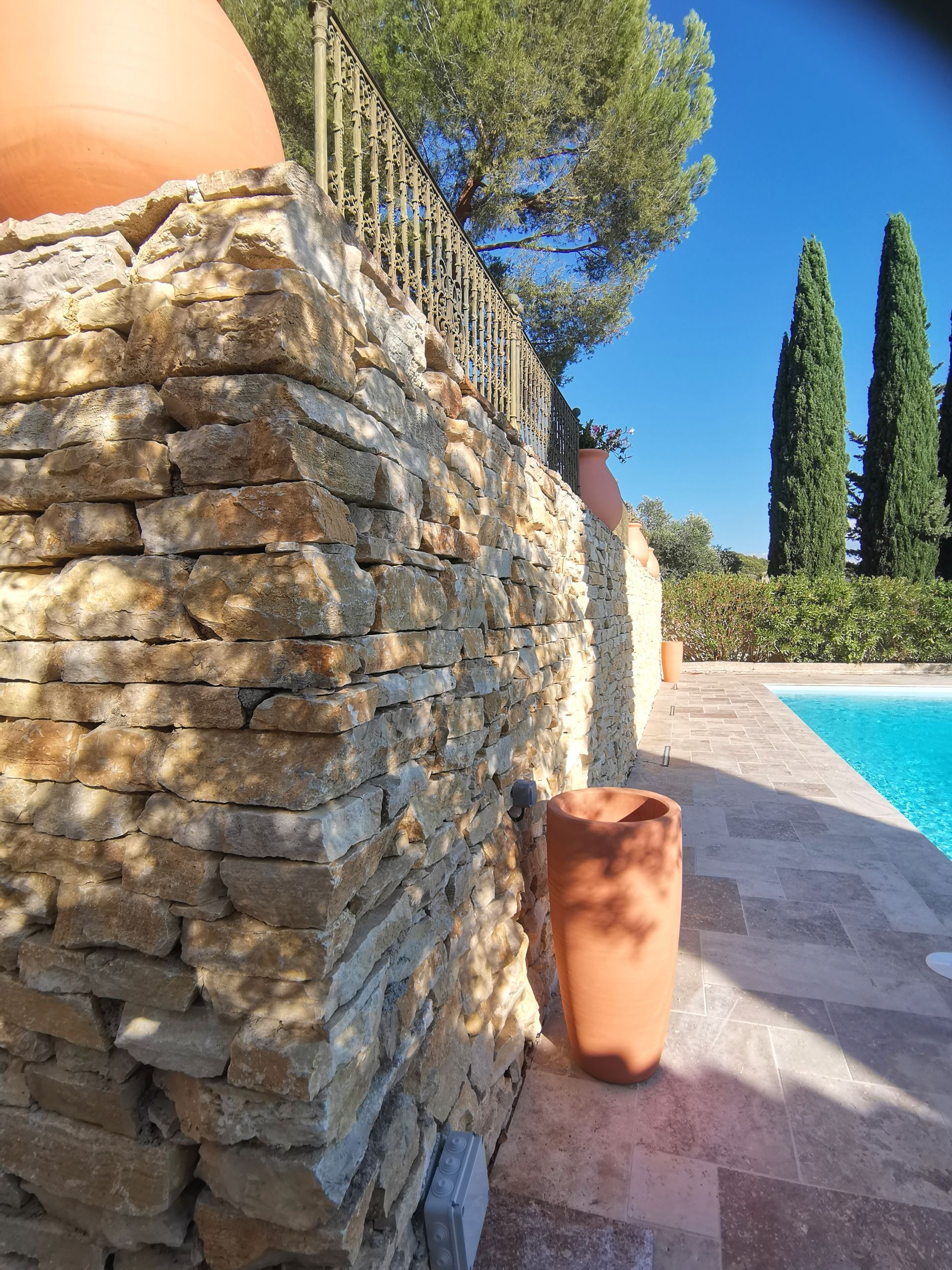 Piscine et muret pierre à Aix-en-Provence 
