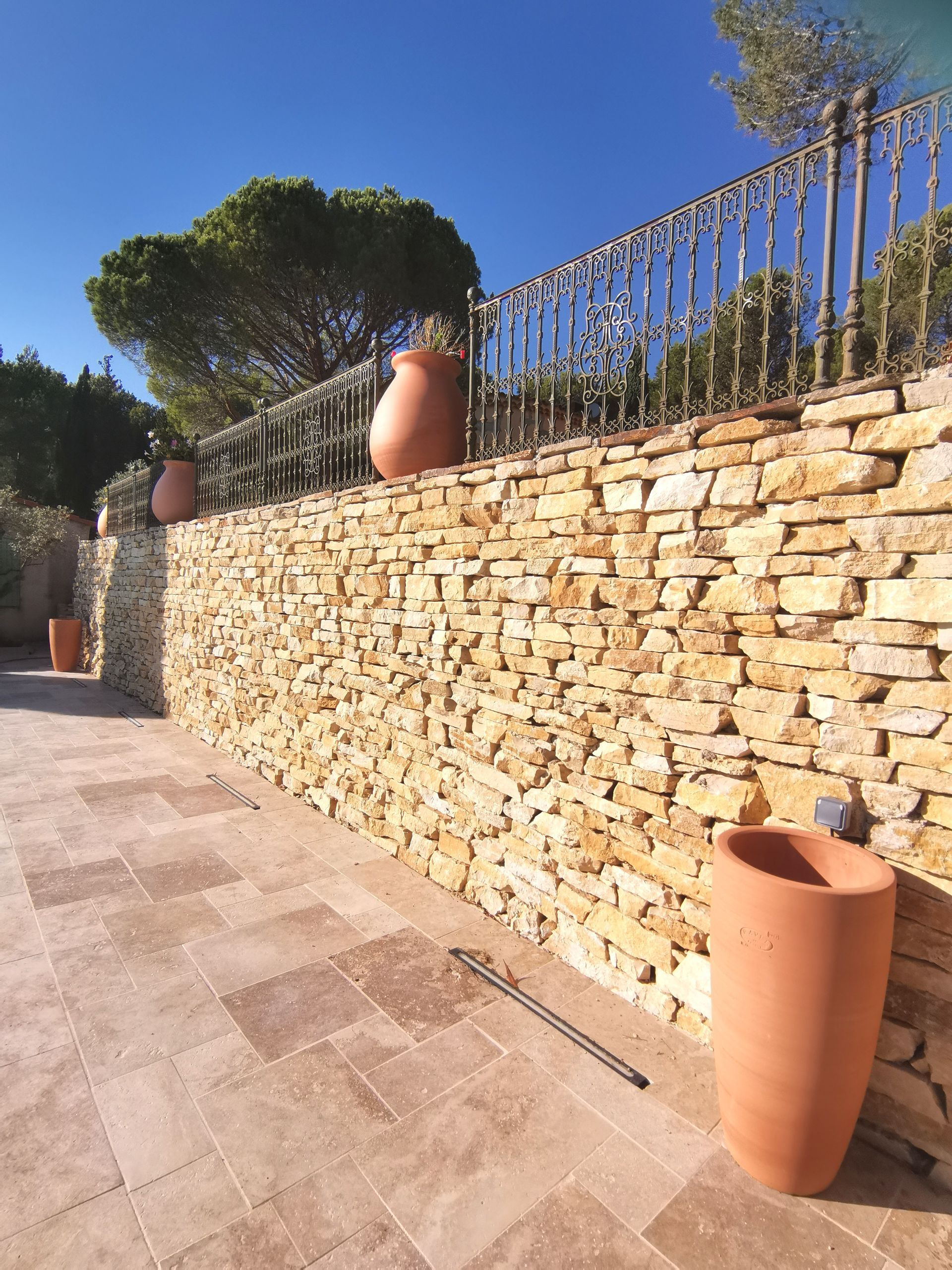 Muret en pierres et grille fer forgé à Aix-en-Provence 