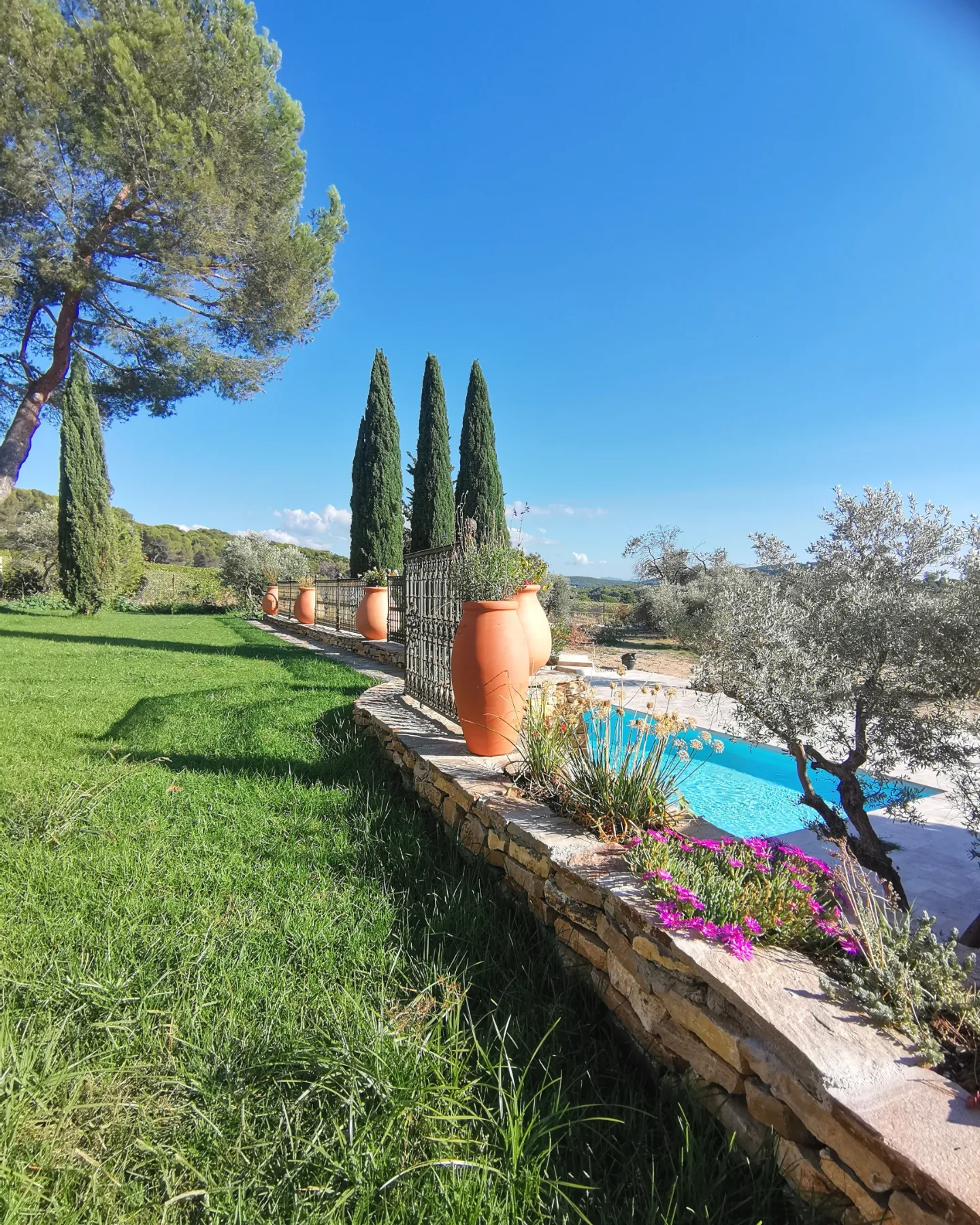 Piscine, amphores et jardin à Aix-en-Provence 
