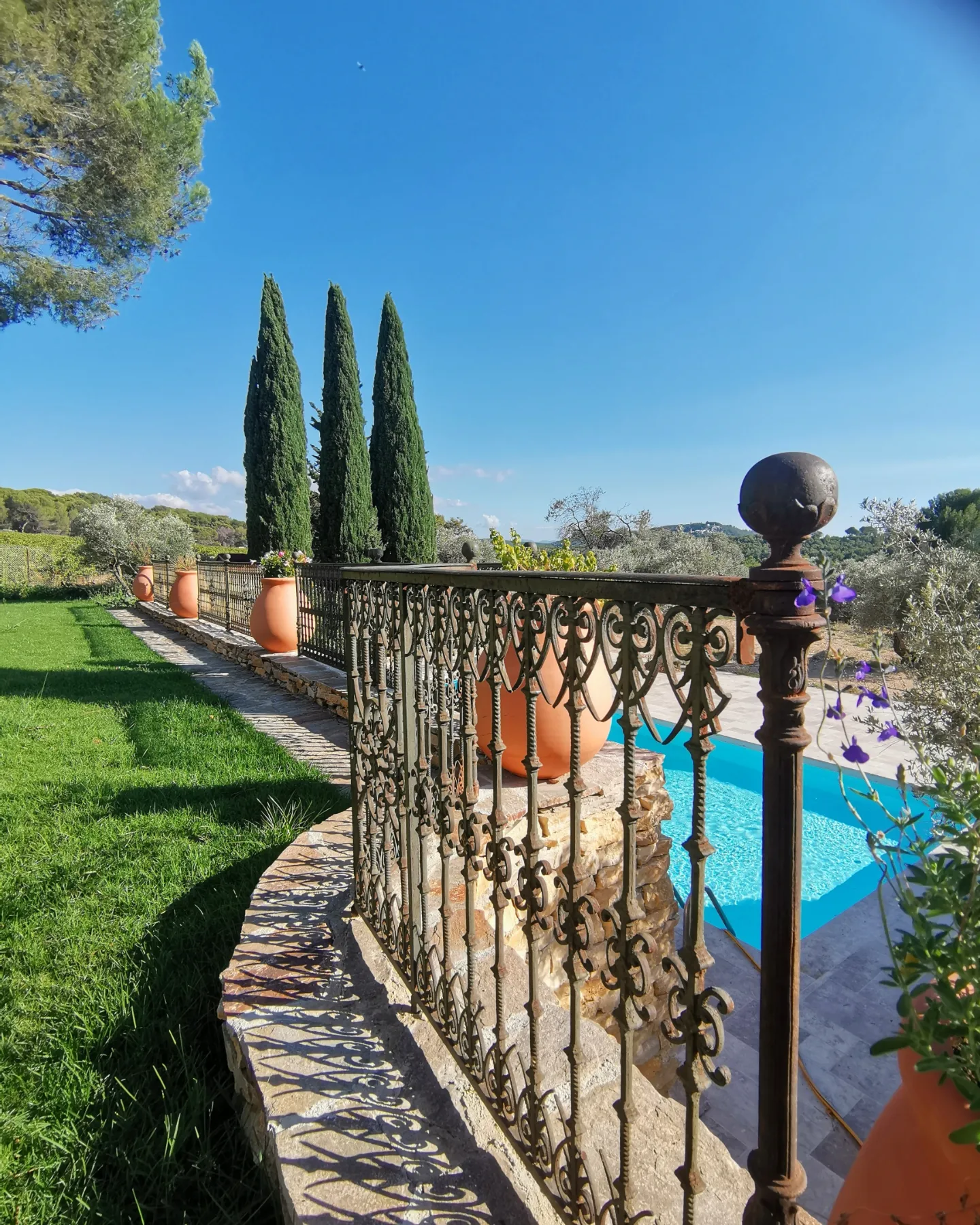 Grille en fer forgé et piscine à Aix-en-Provence 
