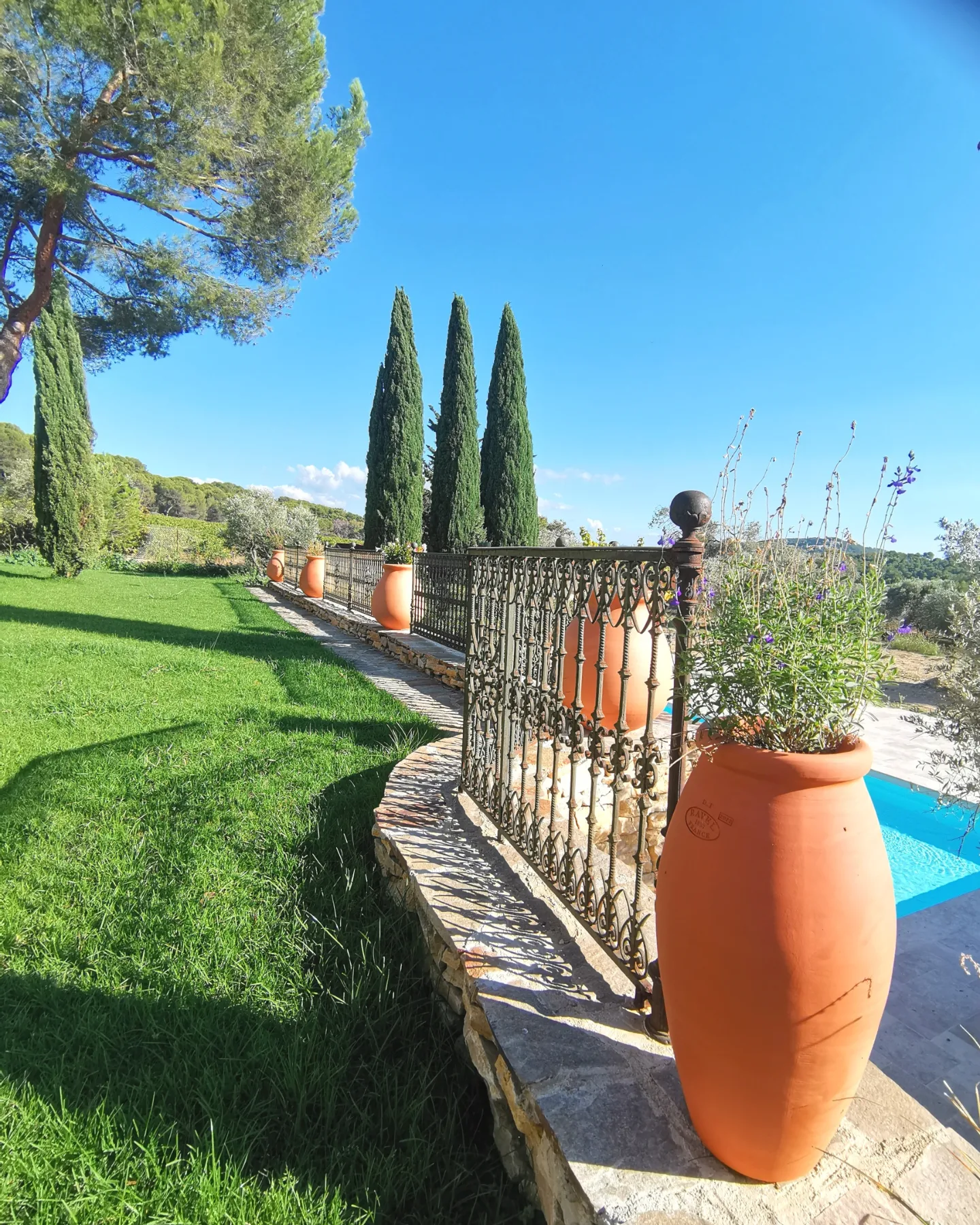 Amphores et jardin à Aix-en-Provence 