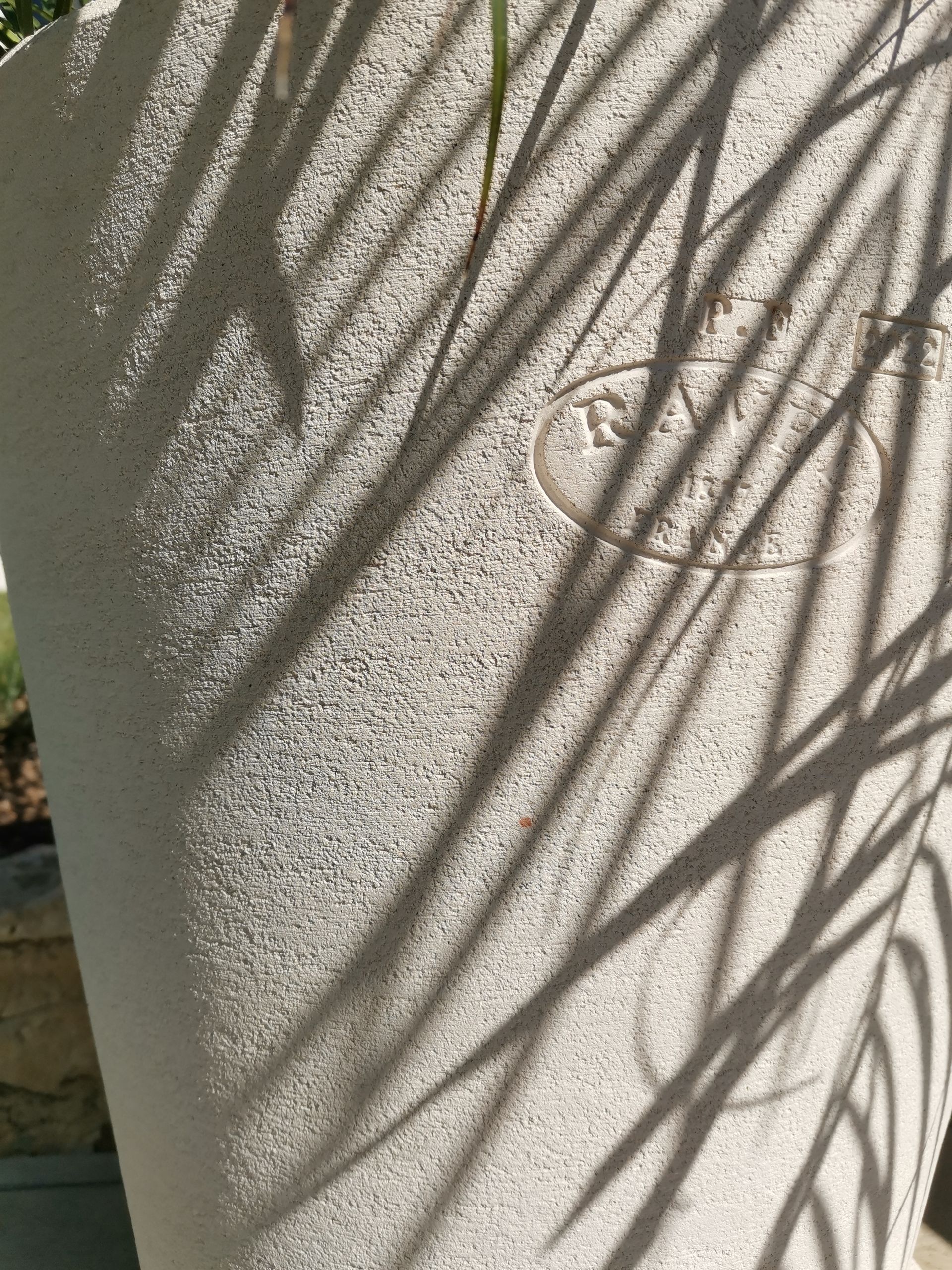 Pot en céramique dans un jardin à Aix-en-Provence