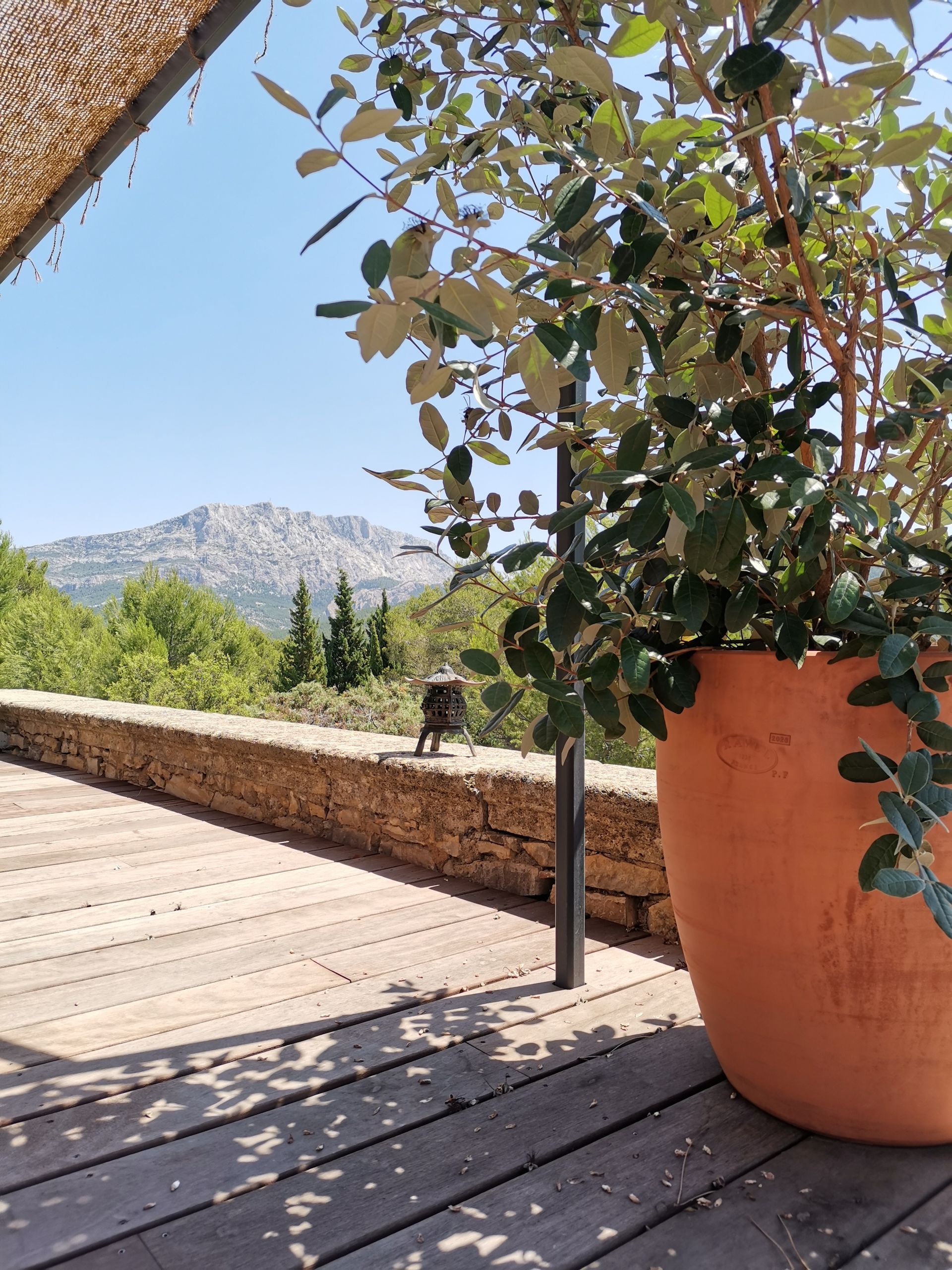Pot en terre cuite sur la terrasse à le Tholonet