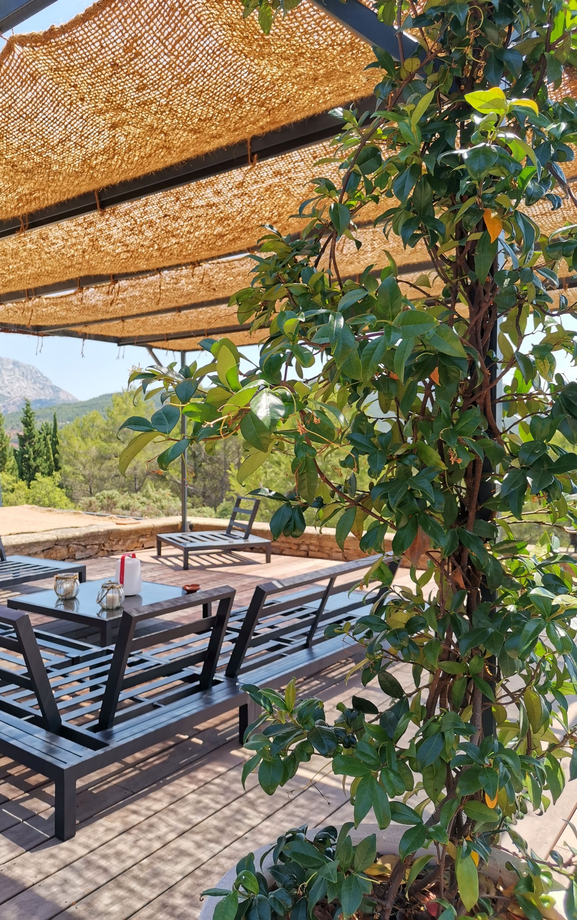 Terrasse en bois et table et salon extérieur sur terrasse à le Tholonet
