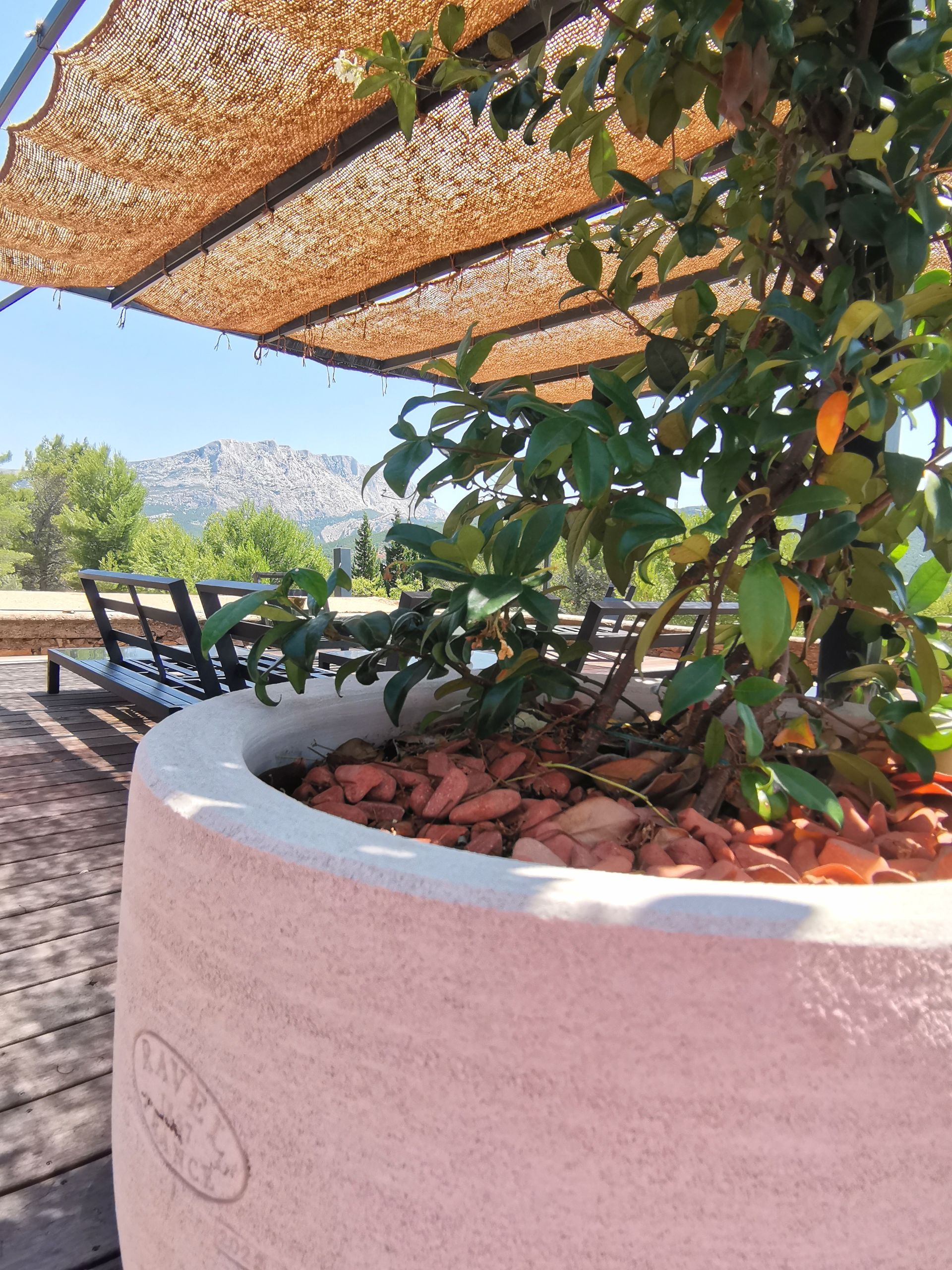 Gros pot en terre cuite avec pergola à le Tholonet