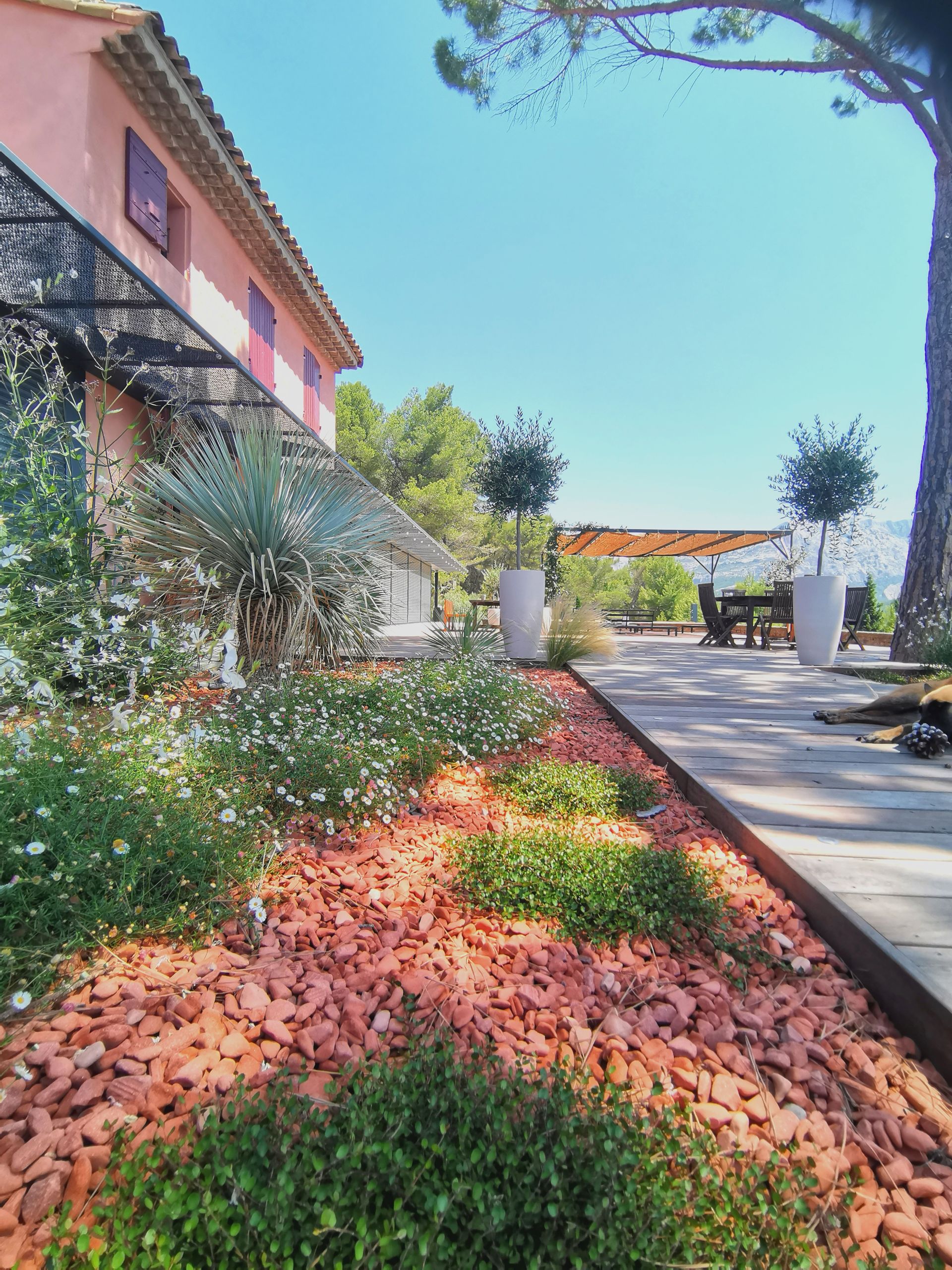 Terrasse en bois et galets rouges à le Tholonet