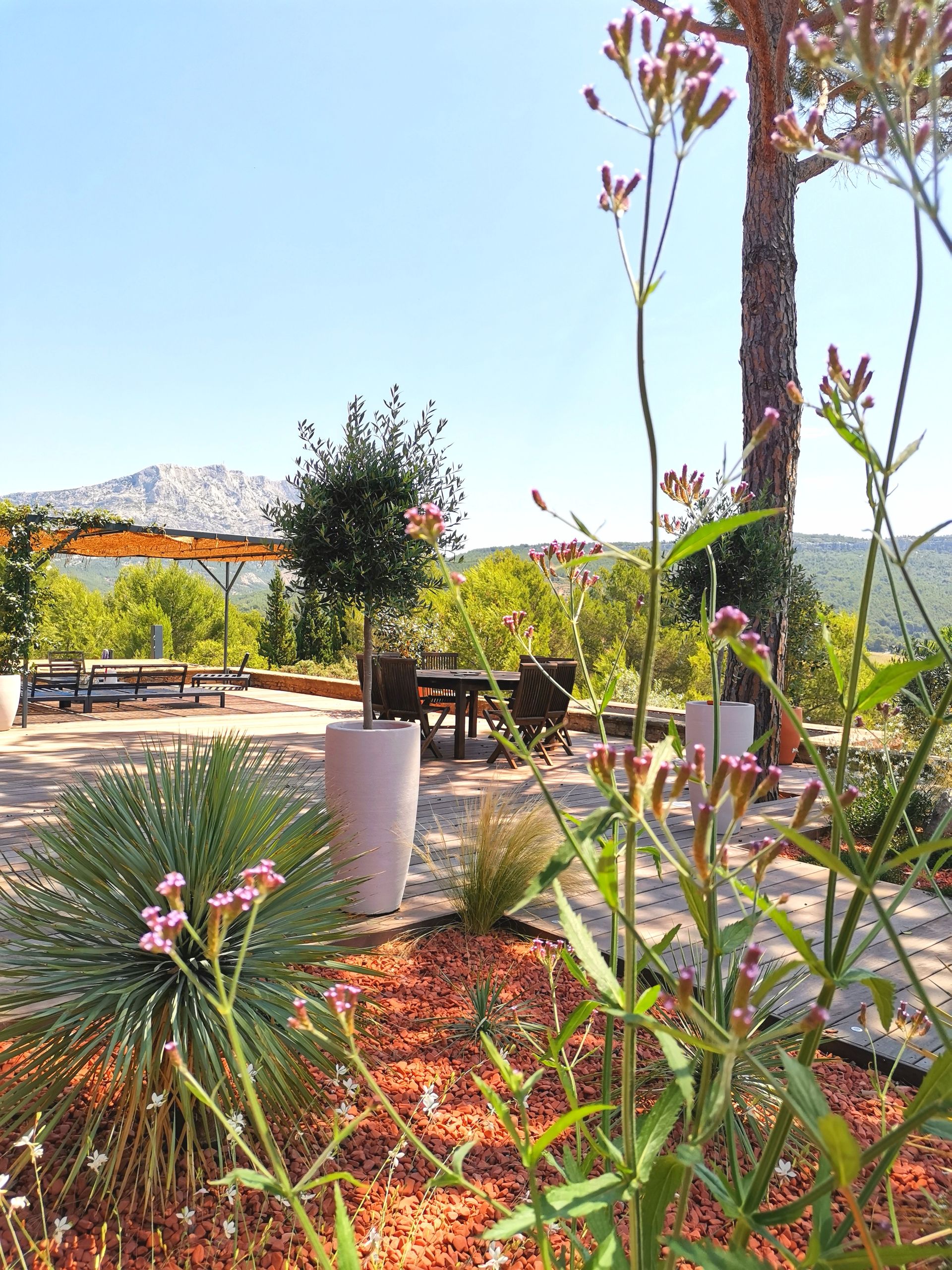 Terrasse en bis, mobilier de jardin et pergola à le Tholonet