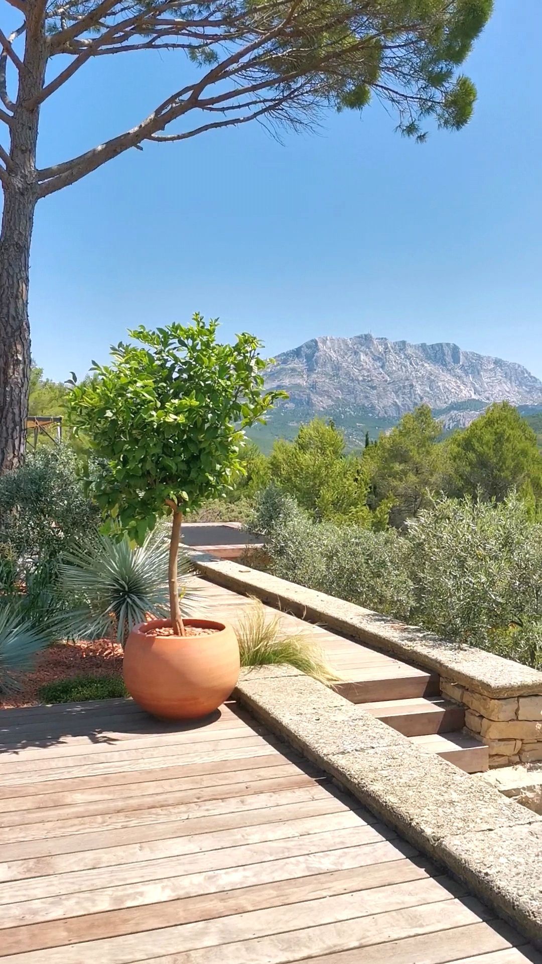 Vue de la montagne depuis la terrasse avec esclaiers à le Tholonet
