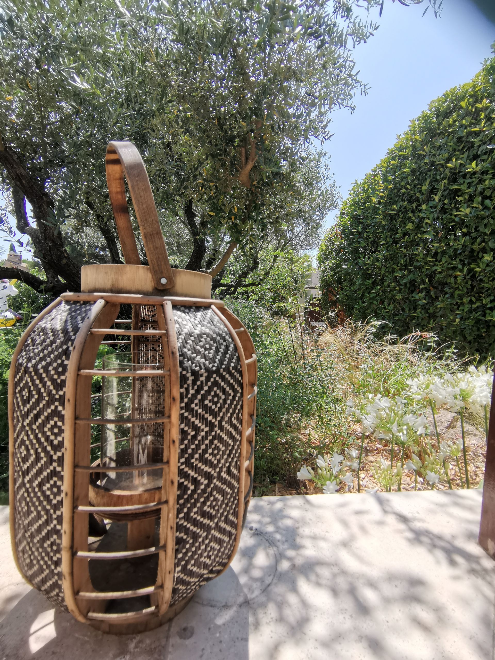 Lampe design sur terrasse à Aix-en-Provence