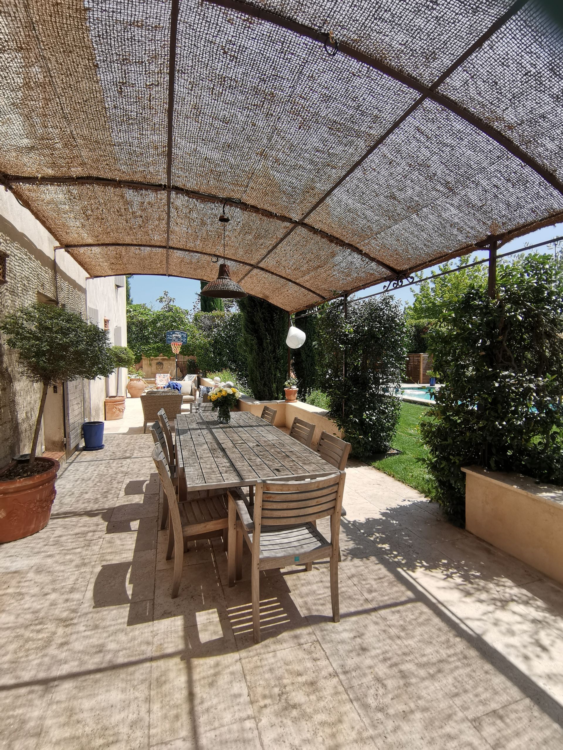 Vue de la terrasse, de la piscine et de la pergola à Aix-en-Provence