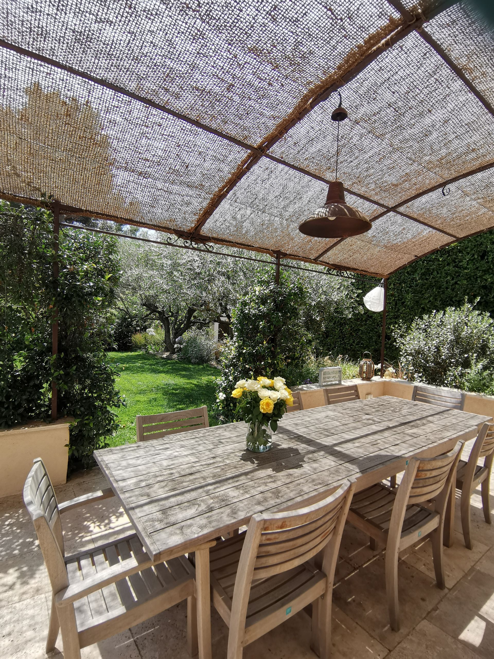 Terrasse avec table à diner, jardin fleurie à Aix-en-Provence