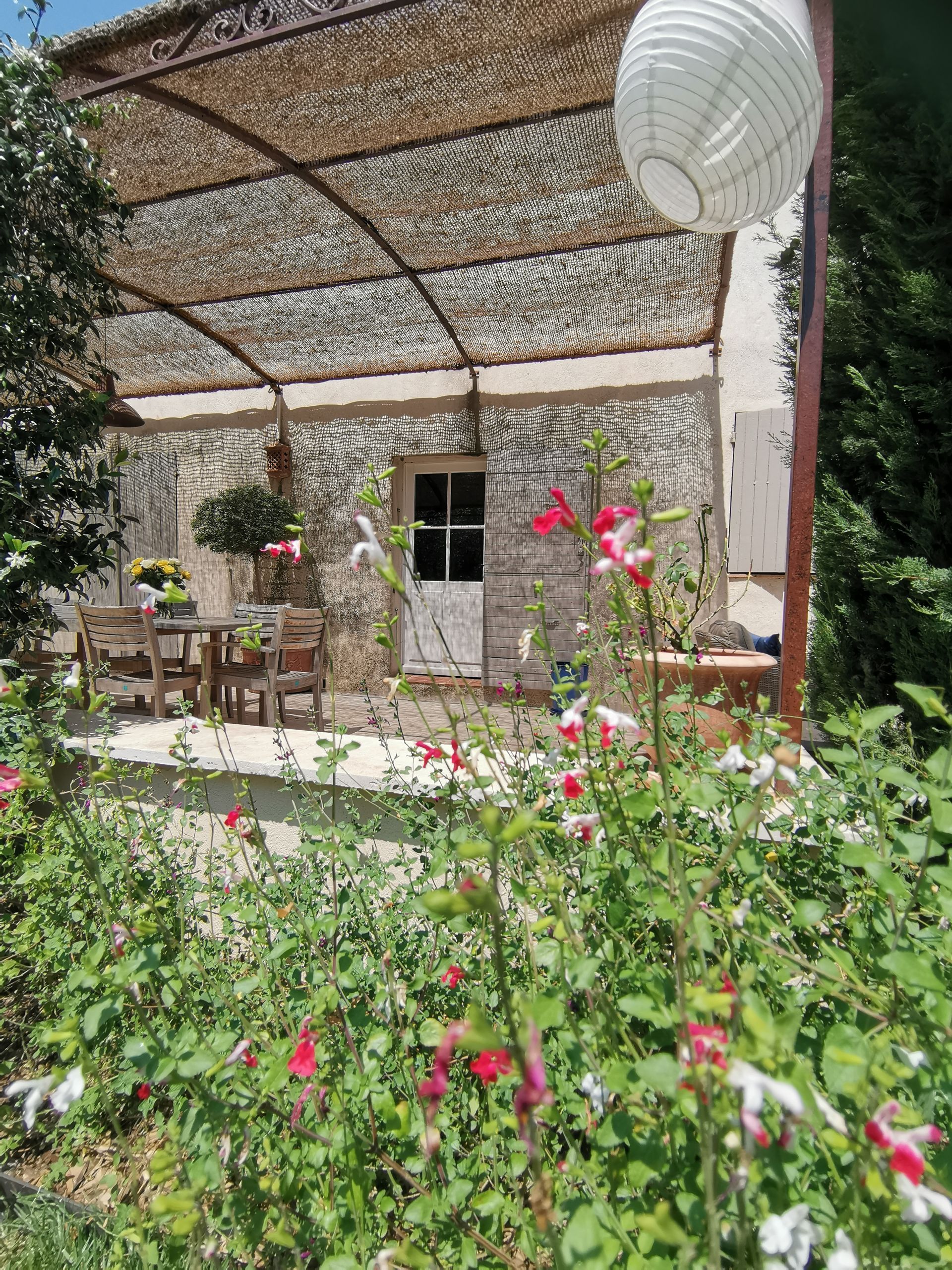 Vue de la pergola et de la terrasse à Aix-en-Provence