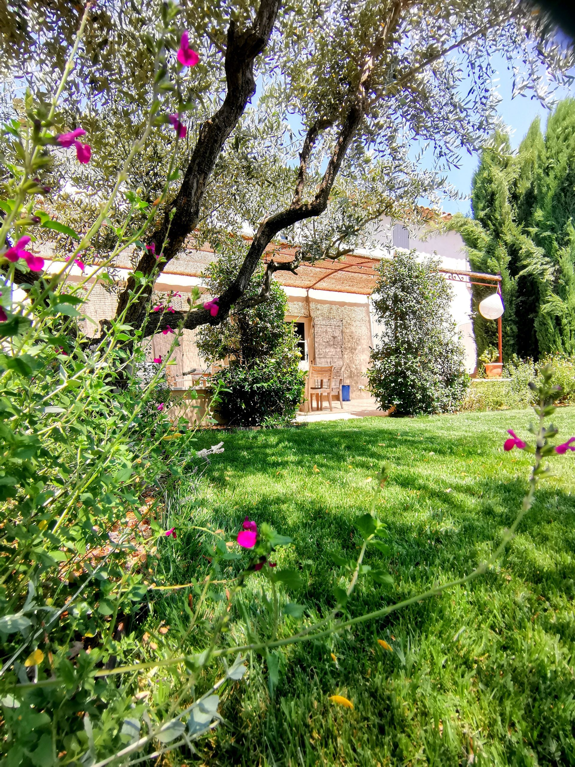 Vue de la maison et de la terrasse à Aix-en-Provence