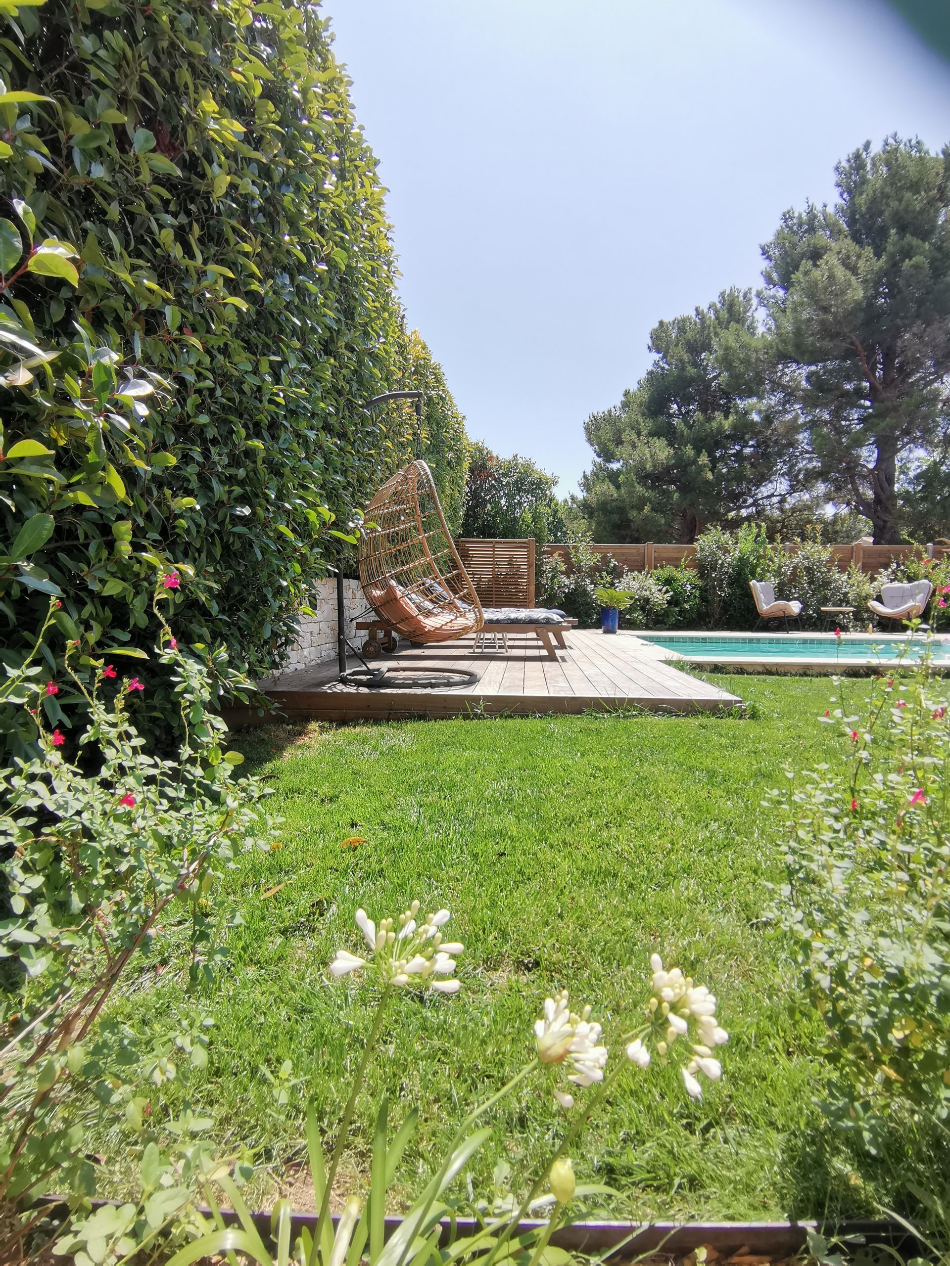 Vue de la piscine et terrasse depuis le jardin à Aix-en-Provence 