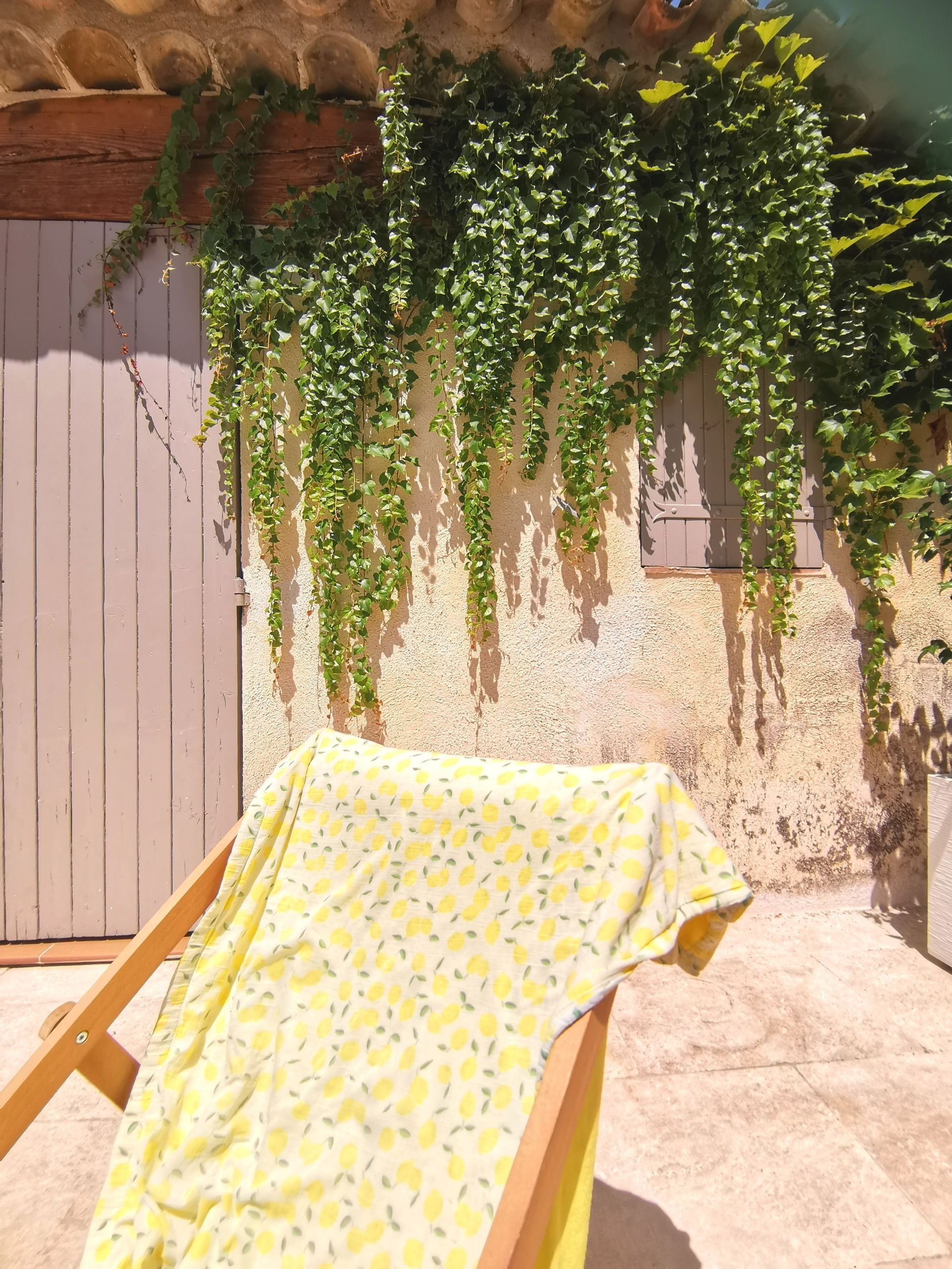 Arrière d'une maison avec une terrasse et une chaise de kardin à Aix-en-Provence