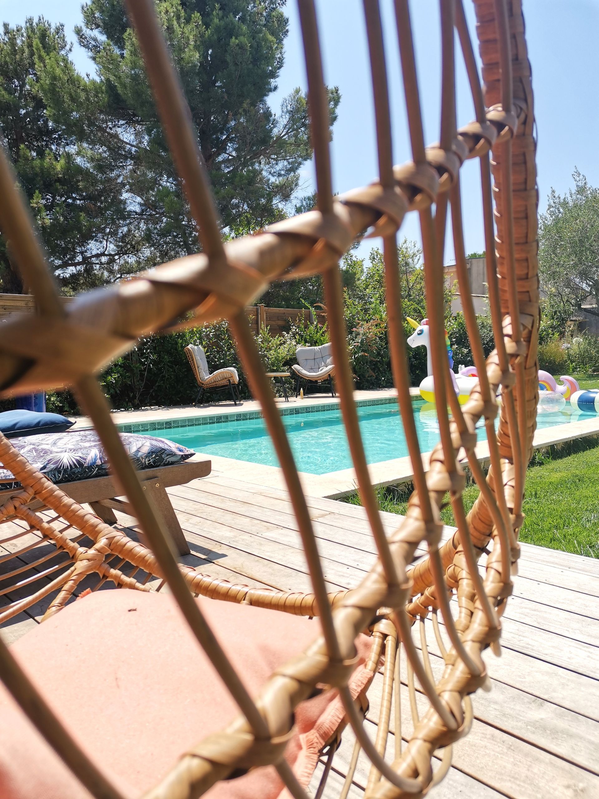 Fauteuil de jardin en rotin sur terrasse à Aix-en-Provence