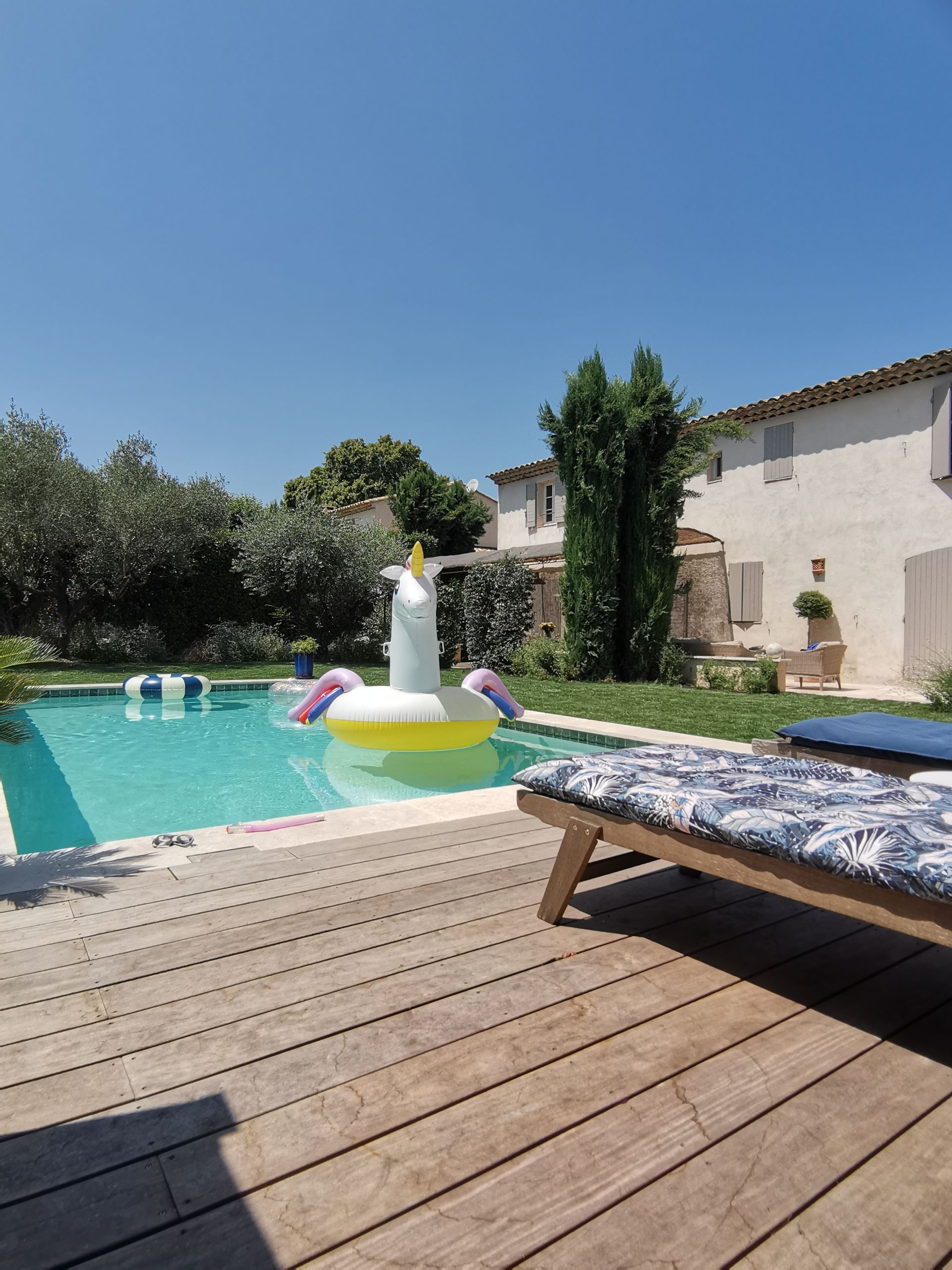 Piscine, terrasse en bois et maison à Aix-en-Provence