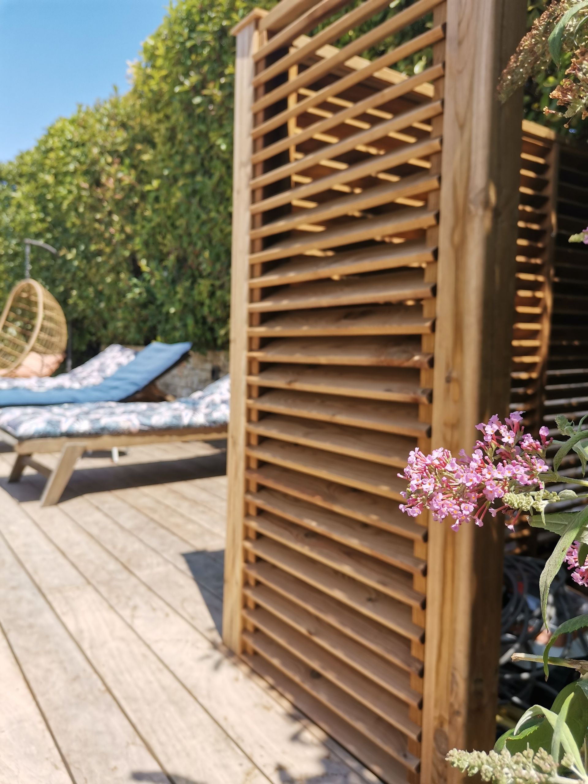 Armoire de jardin sur terrasse en bois à Aix-en-Provence