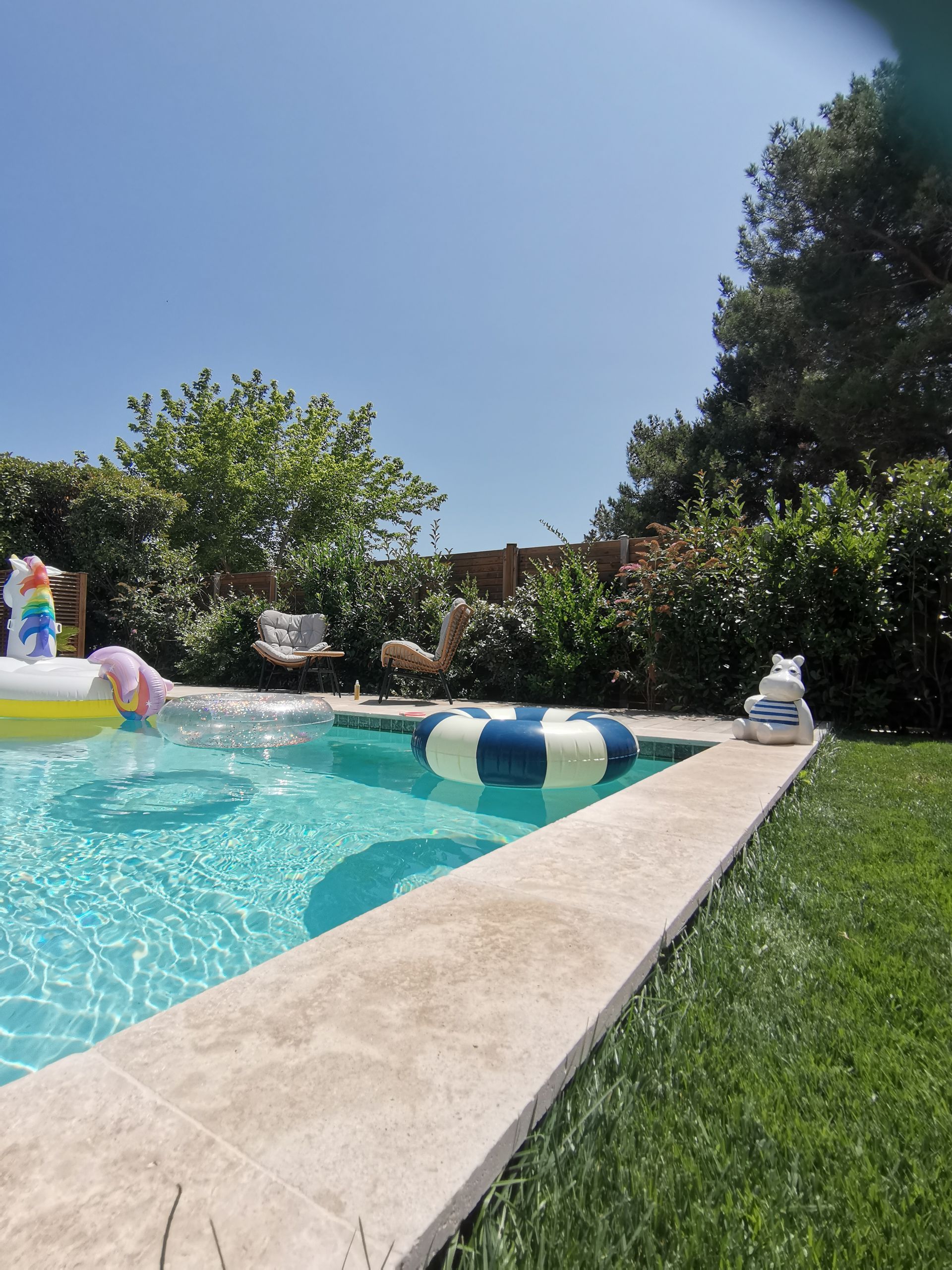 Piscine avec plusieurs bouées dans un jardin à Aix-en-Provence