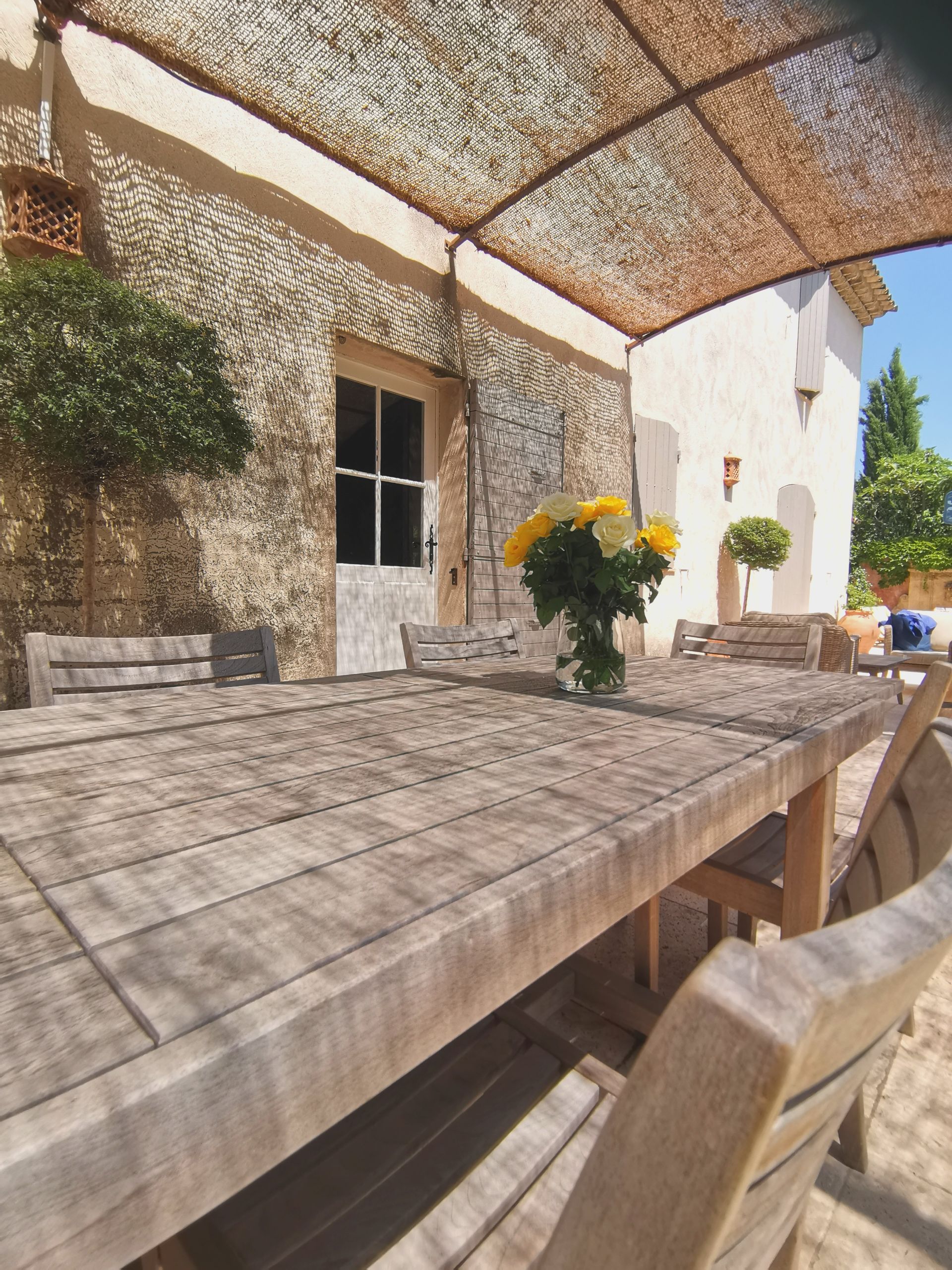 Grande table en bois de jardin avec une pergola à Aix-en-Provence