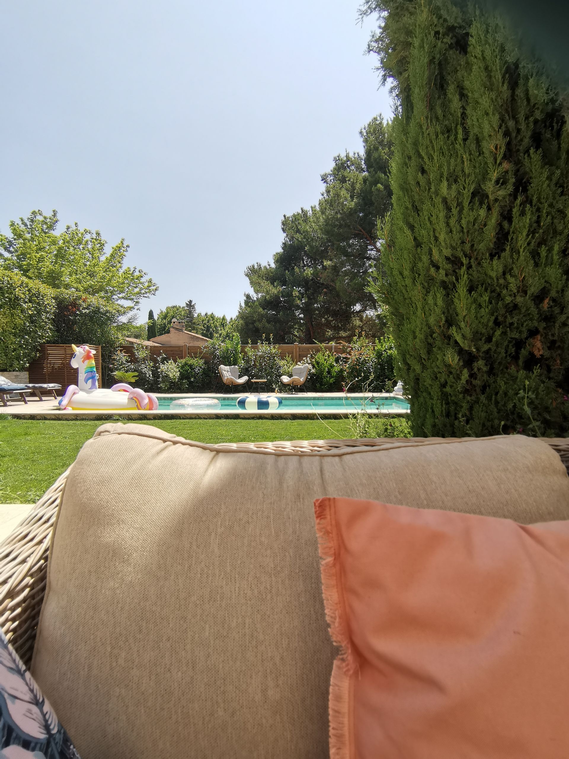 Vue de la piscine depuis un salon de jardin à Aix-en-Provence