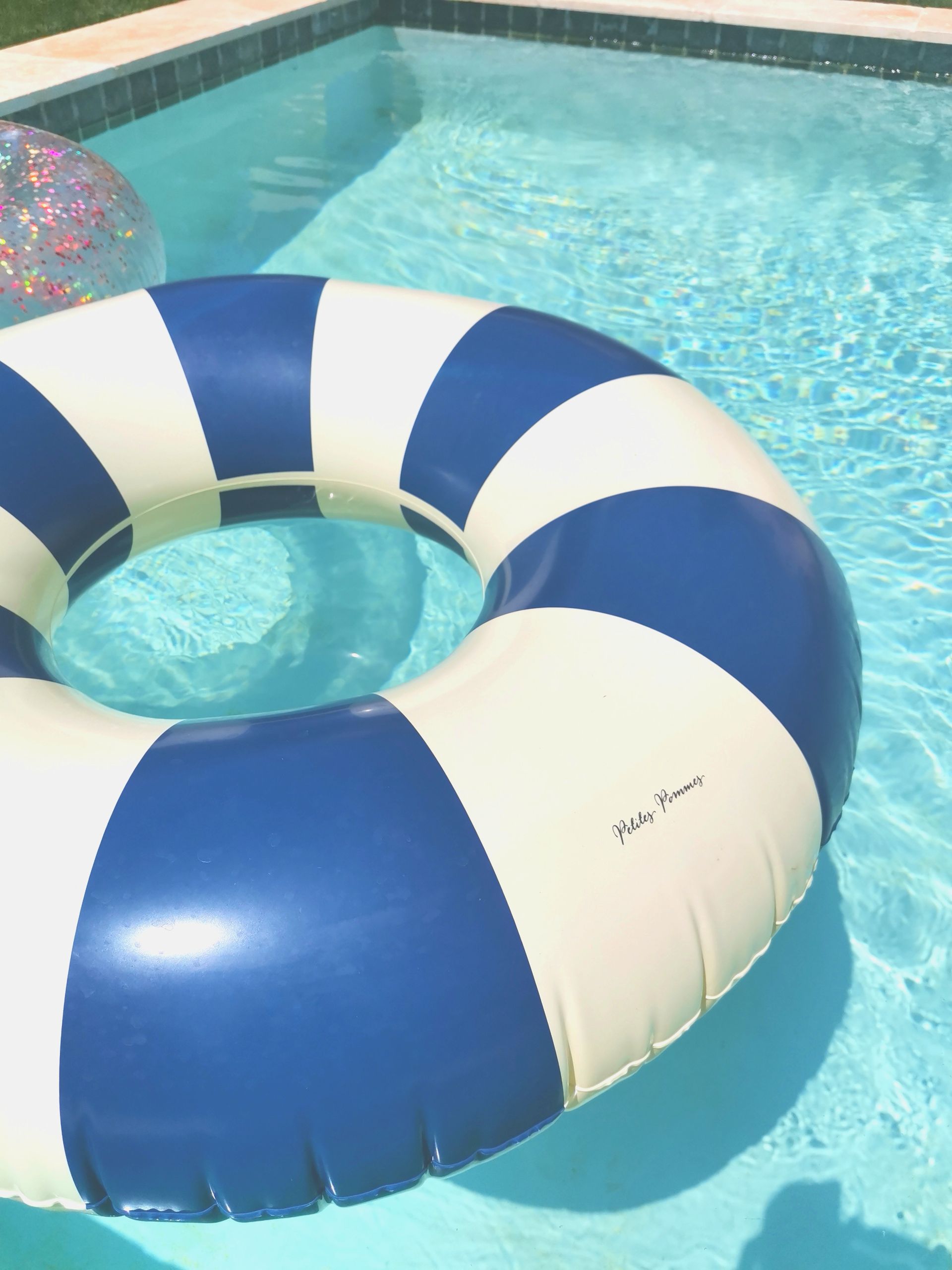 Bouée ronde dans une piscine à Aix-en-Provence