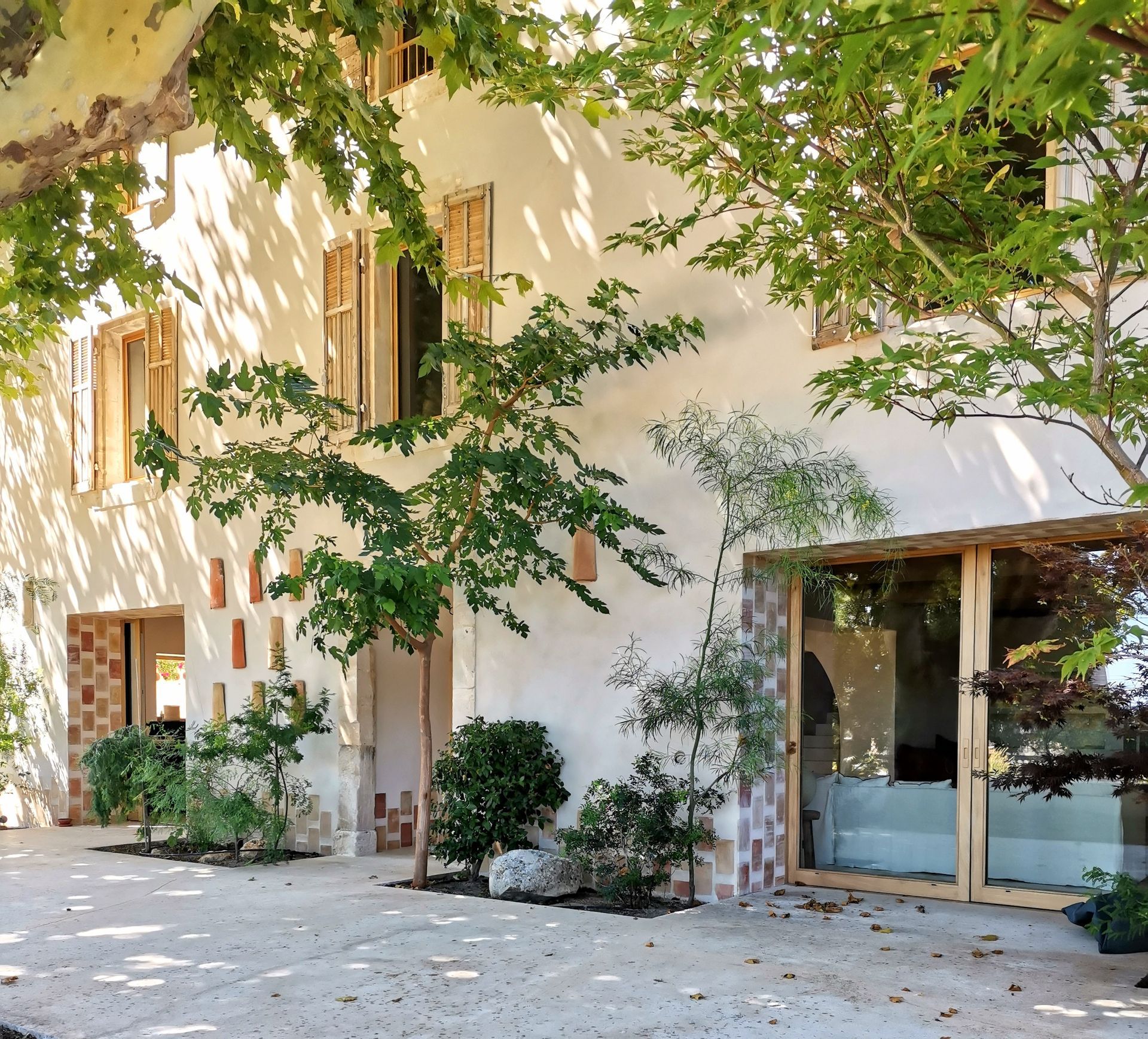 Terrasse d'une maison composée de plusieurs arbres à Aix-en-Provence 