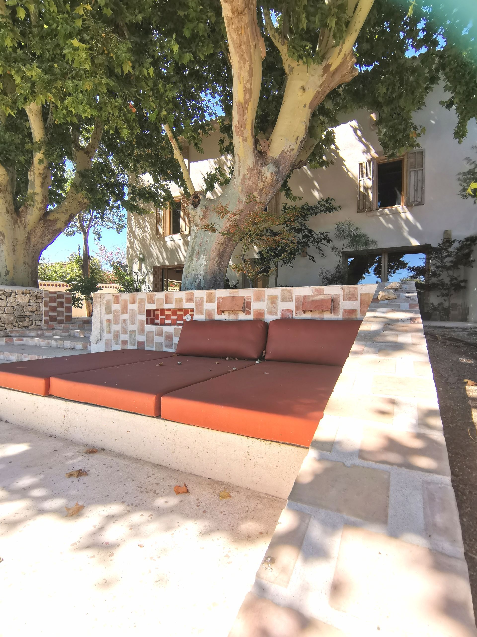 Terrasse avec matelas et grands arbres à Aix-en-Provence 