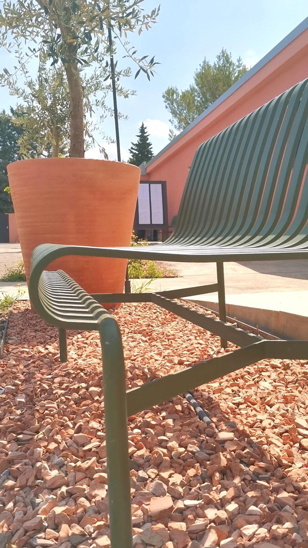 Banc en métal dans un jardin à Aix-en-Provence