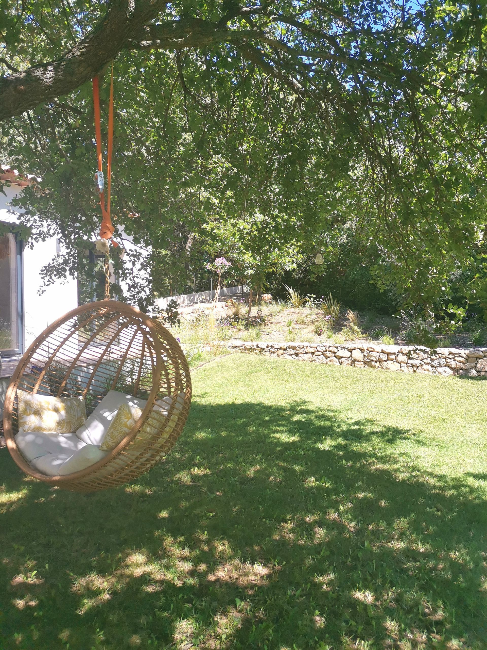 Fauteuil suspendu à un arbre dans un jardin à Aix-en-Provence