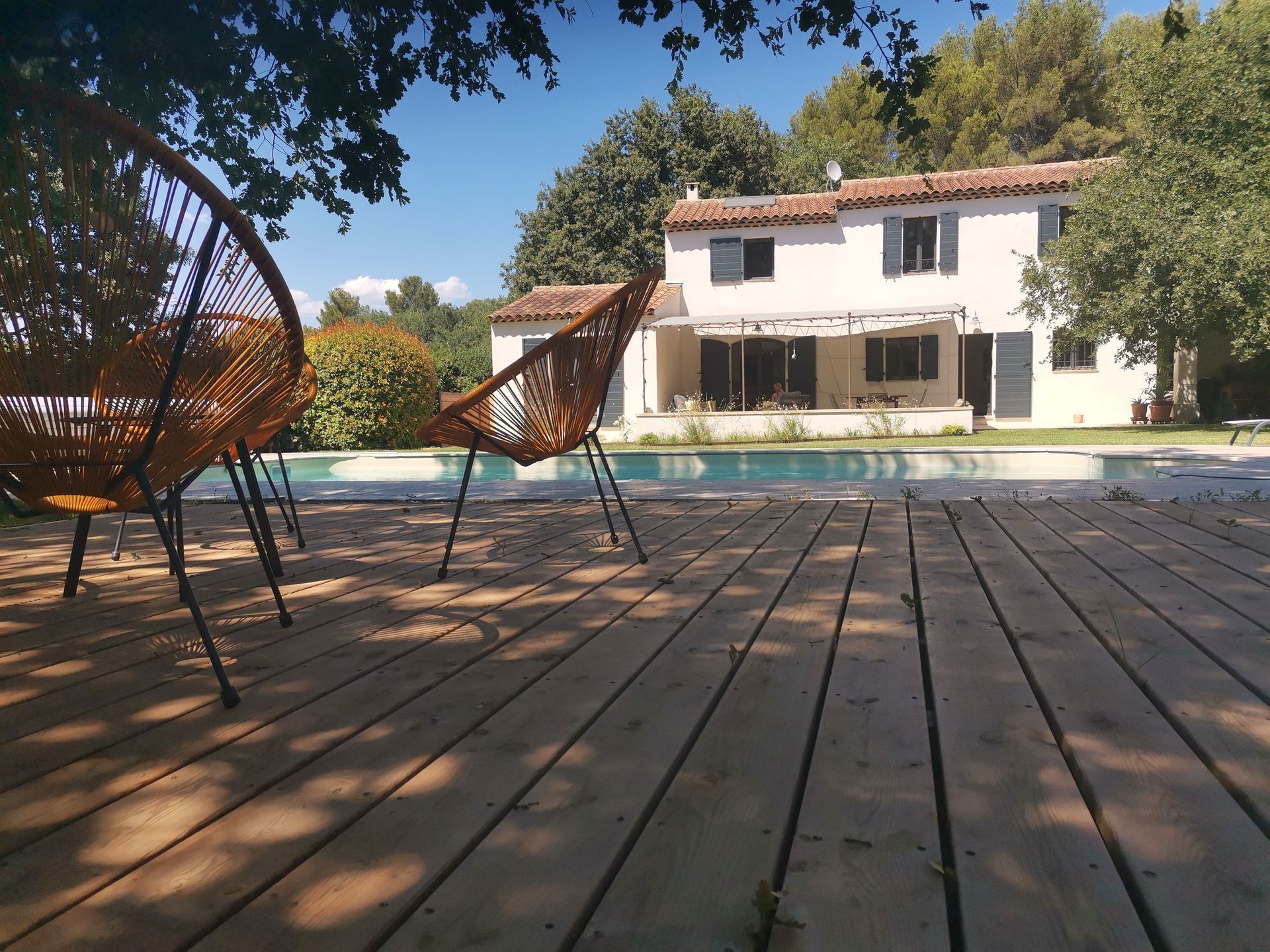 Terrasse en bois et piscine à Aix-en-Provence