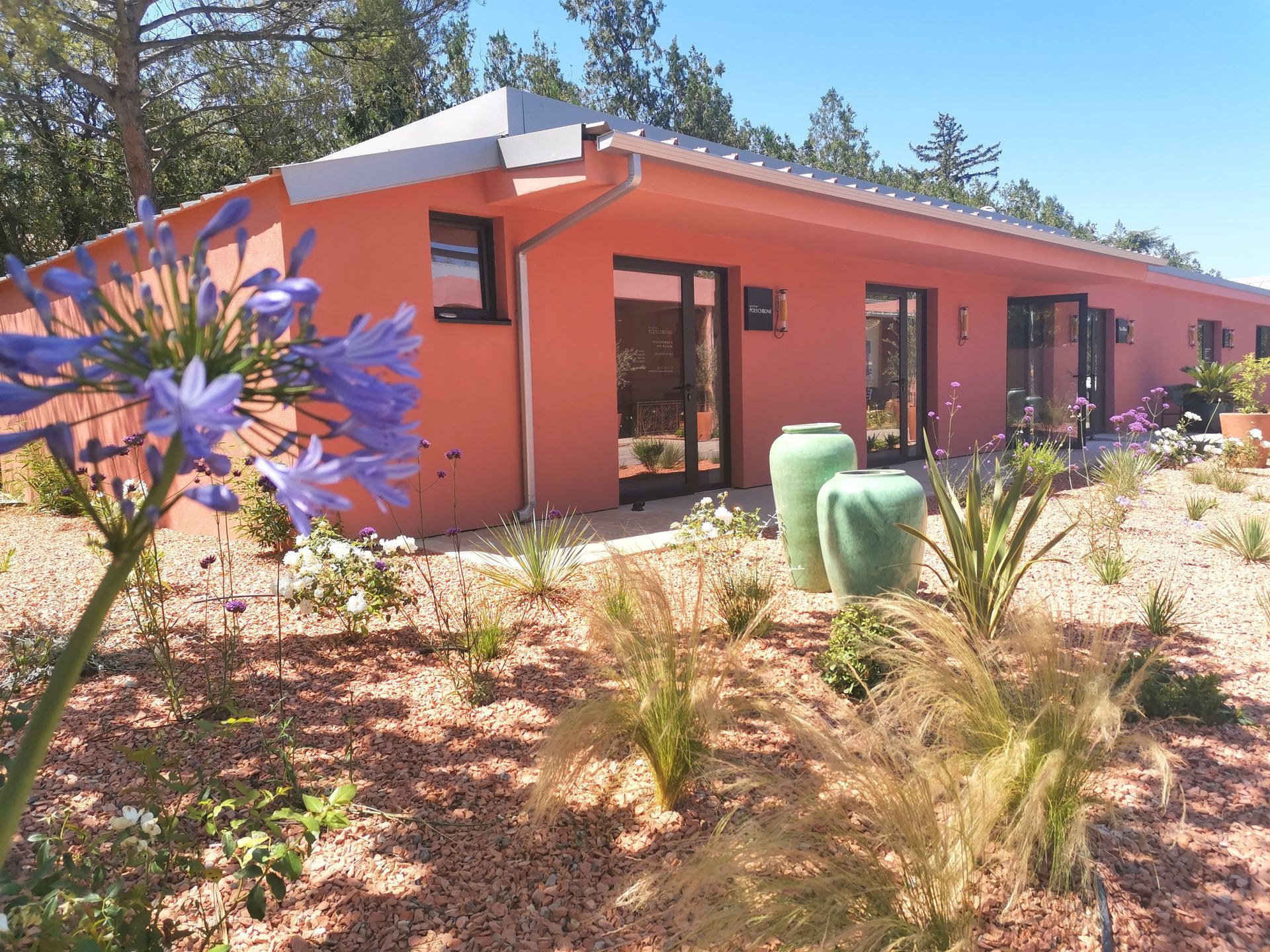 Vue des plantes et de l'extérieur du bâtiment à Aix-en-Provence