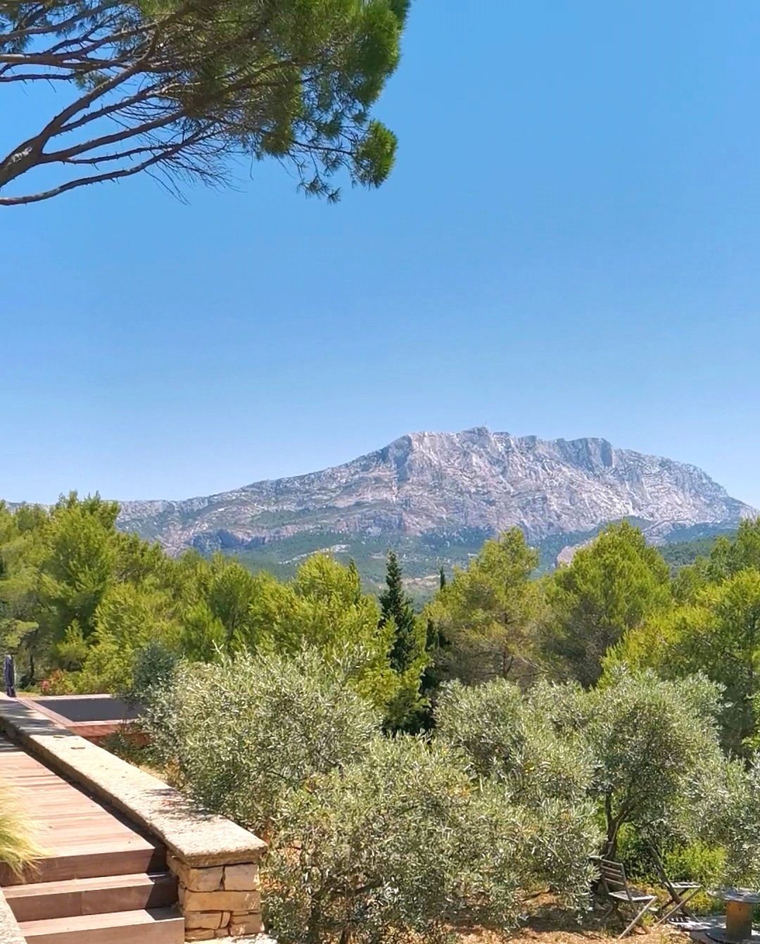 Vue en hauteur depuis la terrasse d'une montagne à le Tholonet