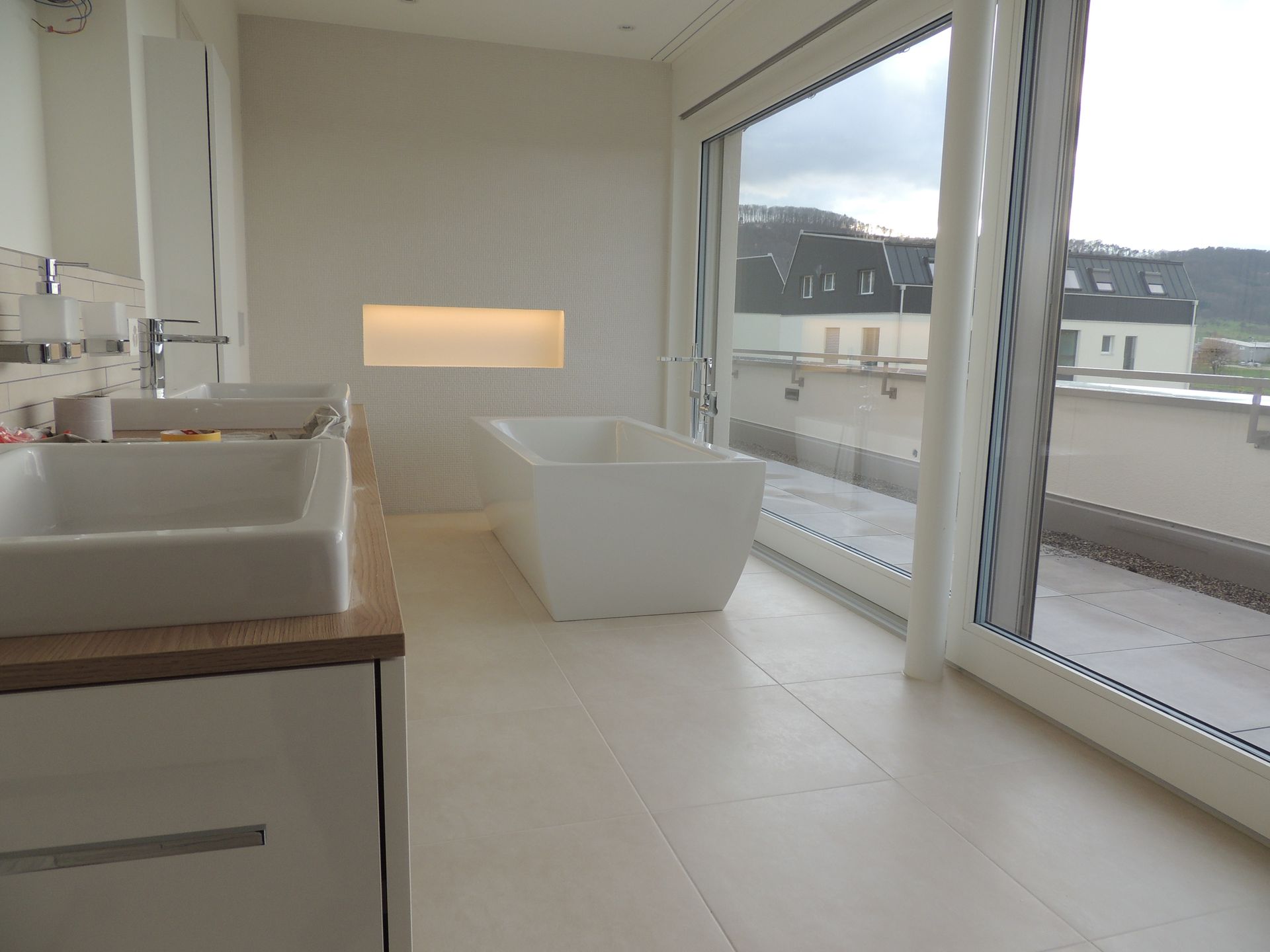 Ein Badezimmer mit zwei Waschbecken und einer Badewanne