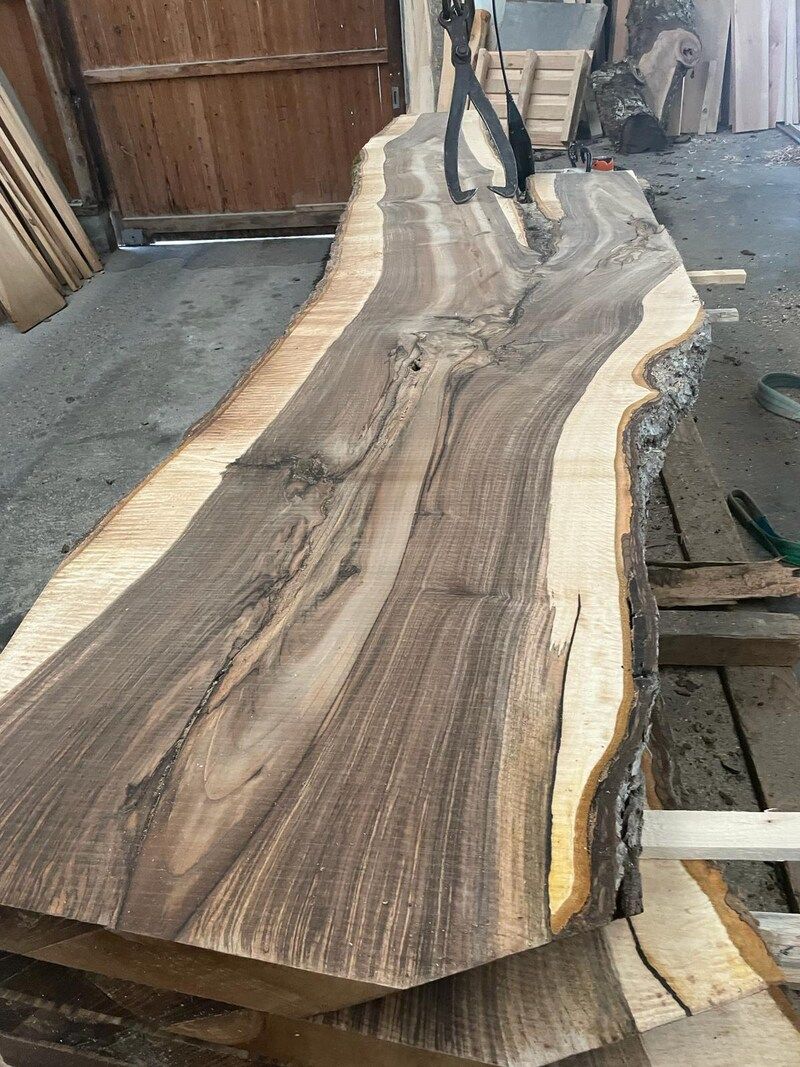 Baumstamm wird verarbeitet, Foto der Nobs Sägerei AG