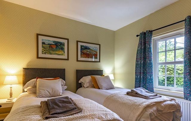 Hawks Nest Bed & Breakfast king-size bedroom