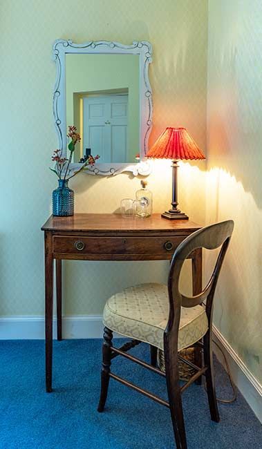 Hawks Nest Bed & Breakfast bedroom desk and mirror