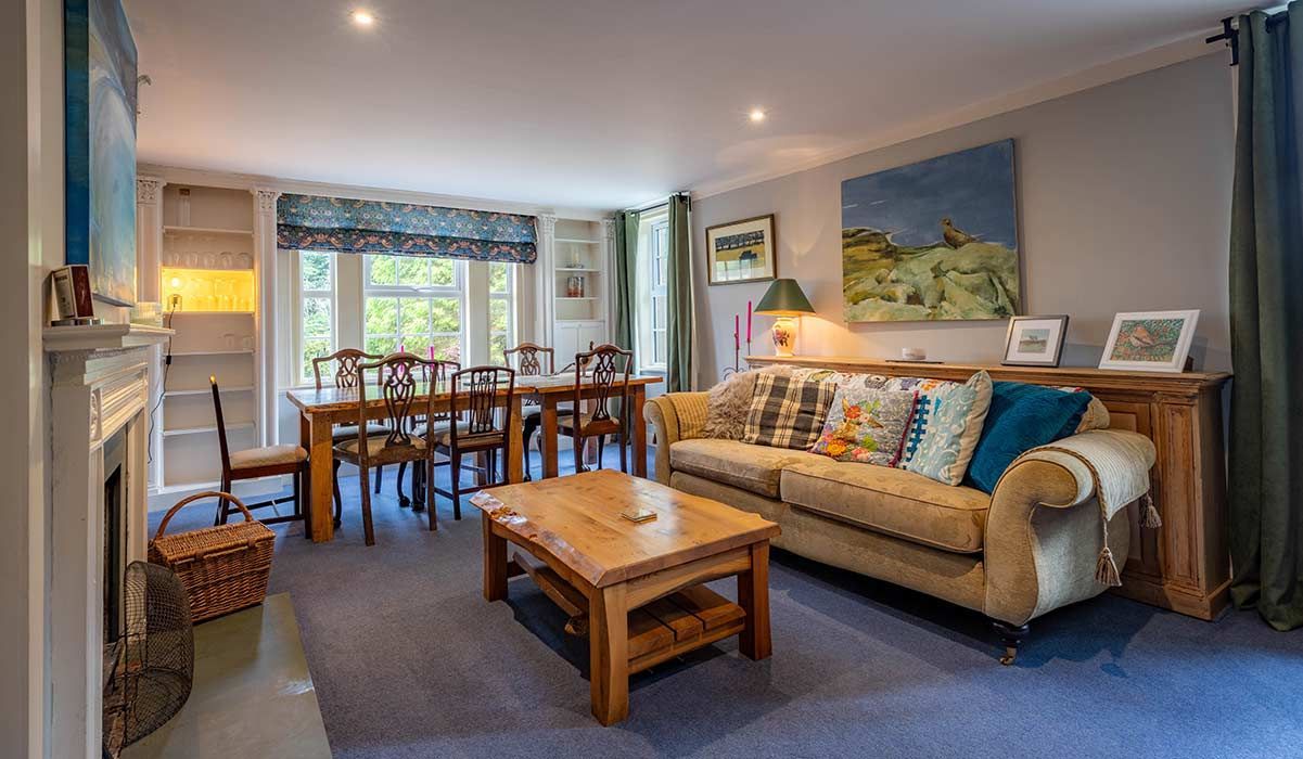 Hawks Nest Bed & Breakfast living room