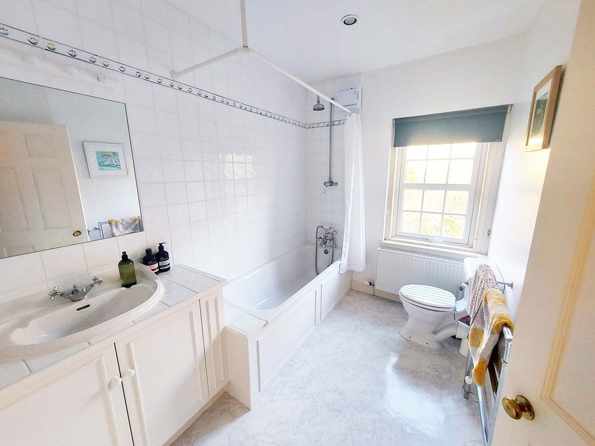 Hawks Nest Bed & Breakfast shared bathroom and basin