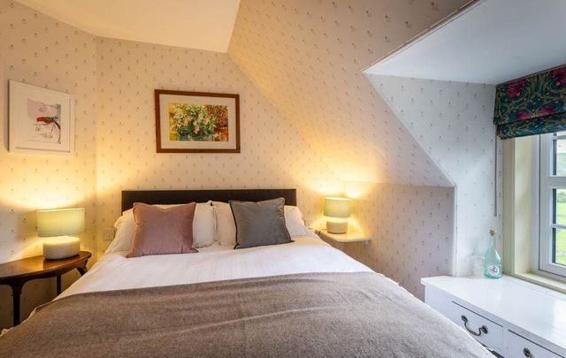 Hawks Nest Bed & Breakfast king-size bedroom