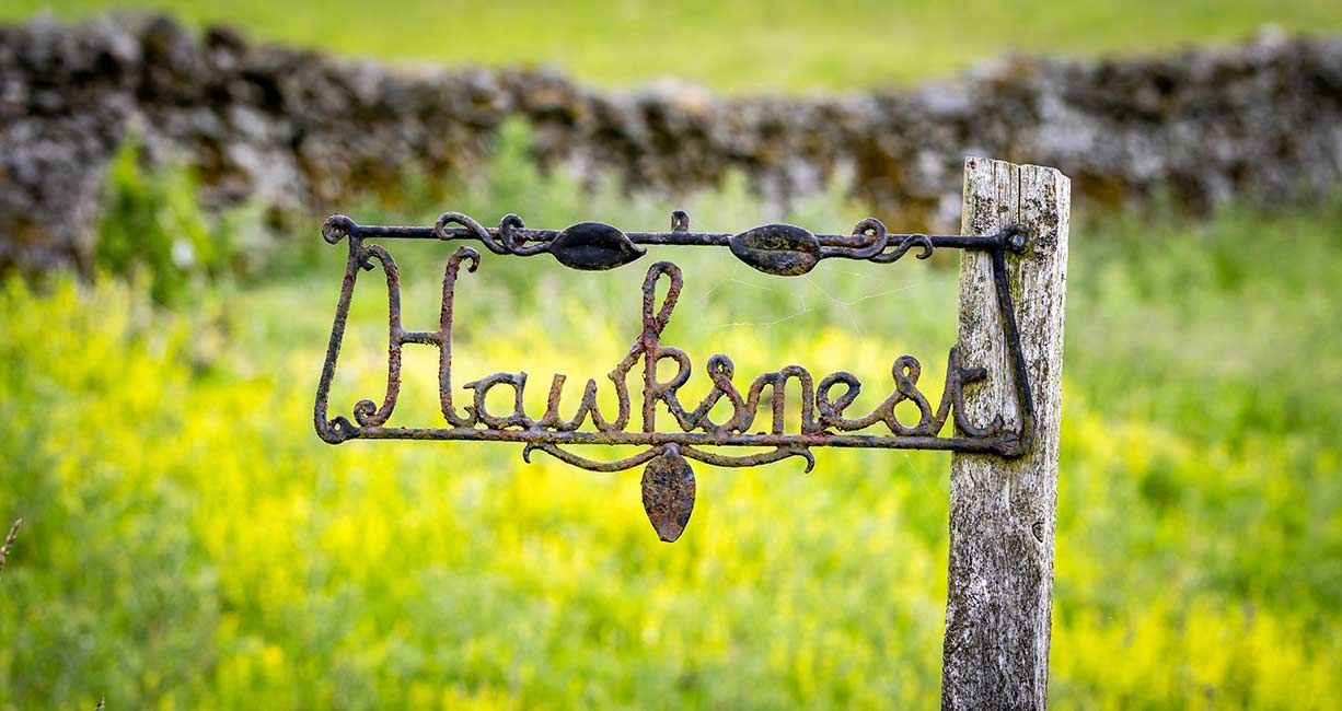 Hawks Nest Bed & Breakfast entrance signage