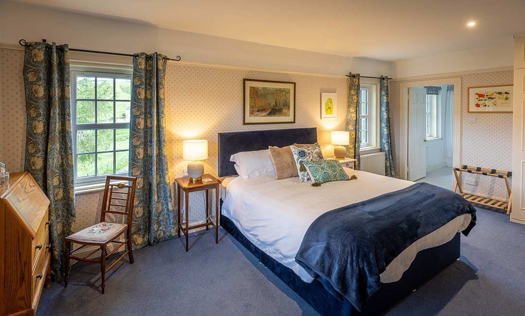 Hawks Nest Bed & Breakfast supering bedroom and ensuite bathroom